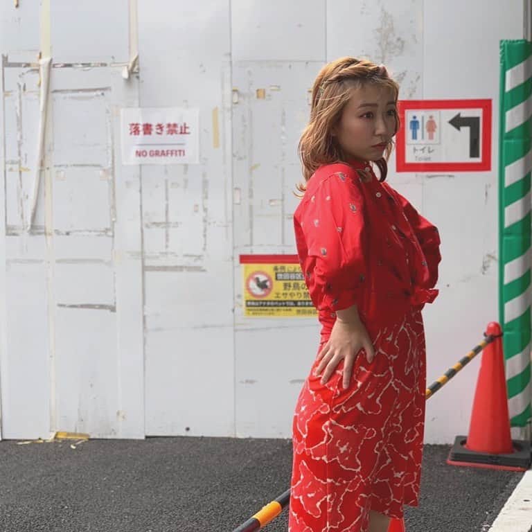 大矢梨華子のインスタグラム：「10月30日(金)下北沢空き地で開催する「大矢梨華子お誕生日ライブ〜ありがとう2020〜」のグッズ撮影をしてきました📸✨﻿ 完成をおたのしみに〜♥️﻿ ﻿ 詳しくはプロフィールから公式ホームページをチェックしてください🌈」