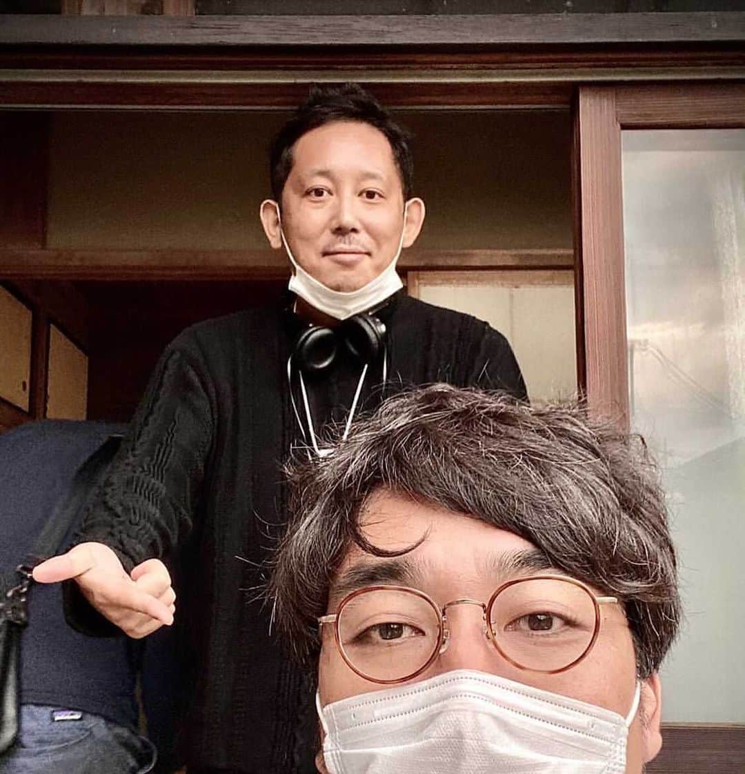 入江悠のインスタグラム：「澤ちゃんが撮影現場の取材に来てくれました。 クラウドファンディングご支援もありがとうございます😊  #シュシュシュの娘 #撮影中」