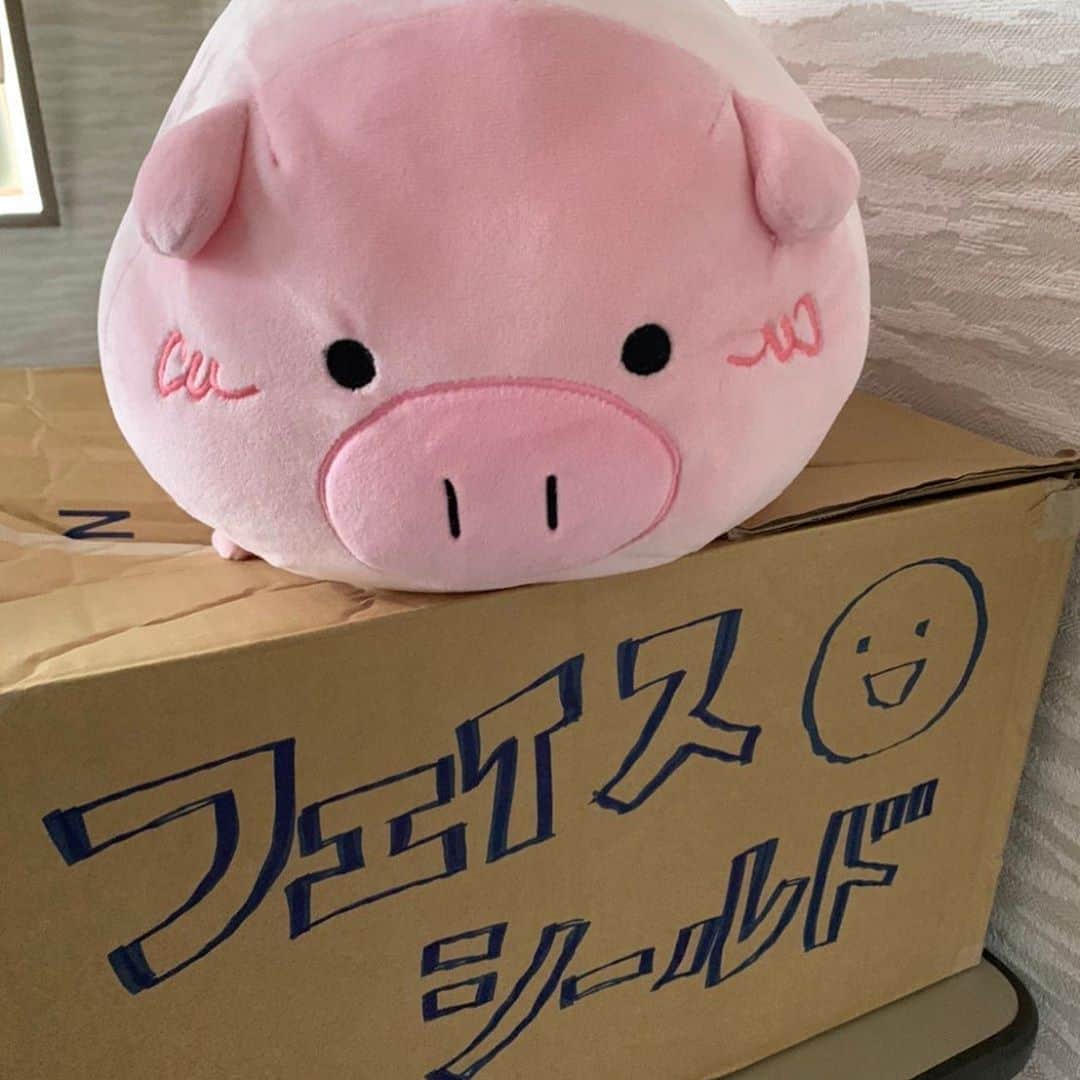 日曜劇場『危険なビーナス』【公式】のインスタグラム：「現場レポート　その9🐖🐖🐖 . . 今日もロケに潜入中...😎 感染症対策に気をつけて頑張っているようです💪 私もこまめに消毒されちゃう🐽💦 第1話放送まであと5️⃣日‼️ . . #日曜劇場 #危険なビーナス #東野圭吾 #ブーナス #ブーナスの現場レポート #妻夫木聡 #吉高由里子 #ディーンフジオカ #染谷将太 #中村アン #堀田真由 #結木滉星 #福田麻貴 #3時のヒロイン #麻生祐未 #坂井真紀 #安蘭けい #田口浩正 #池内万作 #栗田芳宏 #栗原英雄 #斉藤由貴 #戸田恵子 #小日向文世」