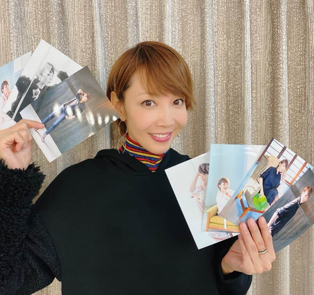 柚希礼音さんのインスタグラム写真 - (柚希礼音Instagram)「.  柚希礼音  SPECIAL PHOTO SET の発売がスタートしました❤️❤️👍👍👍  .  フォト3枚セット×3種類 全て撮り下ろしとなっております😊✨ . 皆様の喜んでくださる顔を思い浮かべながらセレクトしましたよ😎🍔 .  同日にサービス開始となりました、オリジナルボイスメッセージカード‼️🥰 .  皆様が大切な人へのプレゼントに添えるカードなので、 気持ちを込めて声を入れさせていただきました❤️❤️ .  よろしければA!SMARTにて詳細をご確認くださいませ🐤🐤 https://www.asmart.jp .  #柚希礼音 #A!SMART #フォトセット #オリジナルボイスメッセージカード」10月6日 20時36分 - reonyuzuki_official