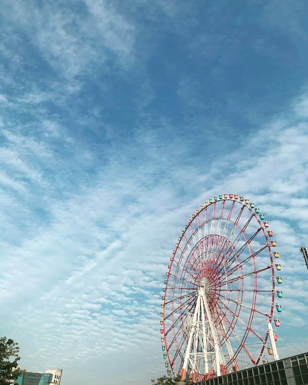 白井ゆかりさんのインスタグラム写真 - (白井ゆかりInstagram)「.. 昨日見上げた空 好きだなぁ  #秋空 #秋空が好き #秋空が綺麗 #観覧車 #観覧車のある風景」10月6日 20時47分 - yukari_shirai625