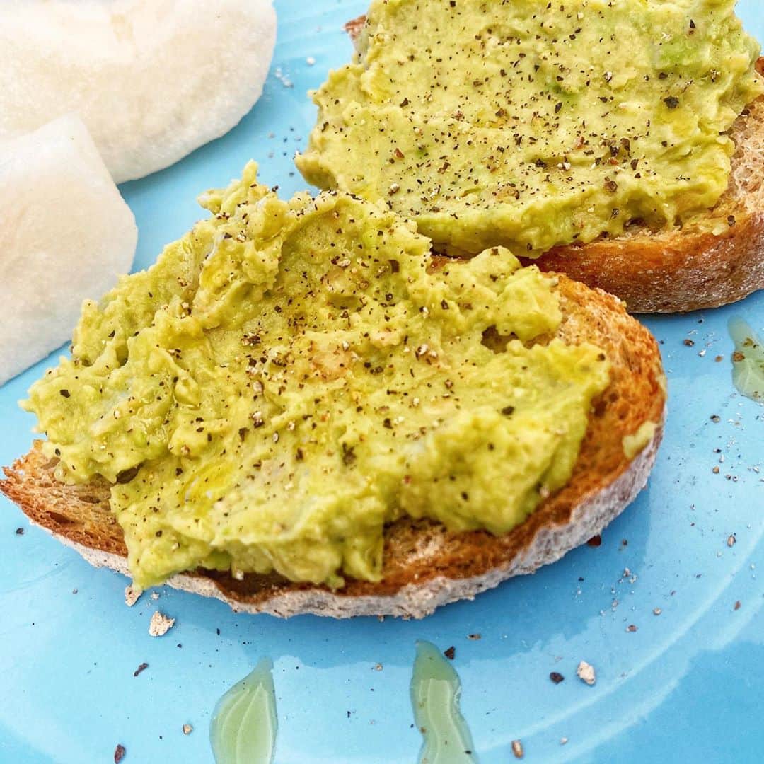 大野南香さんのインスタグラム写真 - (大野南香Instagram)「* ﻿ 【🥪avocado hummus open toast🥪】﻿ Who wants this toast for breakfast??🙋﻿ I do 🙋‍♀️🙋‍♀️🙋‍♀️﻿ I'm a very morning person and my most favorite meal in a day is breakfast!﻿ Having nutritious breakfast leads to good start of a day! Chickpeas contain protain, good quality of carbs and taste good😍 I love chickpeas! But please make sure to soak them properly if you use dry chickpeas!!! ︎︎☺︎︎﻿ ☺︎︎﻿ ☺︎︎︎︎ ︎︎﻿ 【🥪アボカドフムストースト🥪】﻿ ひよこ豆ちゃんはタンパク質も炭水化物もしっかり含まれてて、そしておいしくて、私の大好きな食材のうちのひとつ😍 ただ、乾燥豆ちゃんたちを使う時はしっかり水に浸水させることがとっても重要！！！前日から用意しておくと◎ ﻿ 朝からしっかりエネルギーチャージした日はたくさん歩くのが気持ちいい☀︎﻿ 私のhappyなまいにちはおいしい朝ごはんを食べて始まります！﻿ ﻿ #everydayhappy ︎︎ ︎︎☺︎︎﻿ ﻿ #ヘルシー﻿ #料理﻿ #クッキングラム ﻿ #cooking﻿ #healthyfood﻿ #minakaskitchen﻿ #vegansweets﻿ #ヴィーガンスイーツ﻿ #homemade ﻿ #homemadefood ﻿ #vegan﻿ #vegetalian﻿ #ベジタリアン﻿ #ヴィーガン﻿ #ビーガン﻿ #organic﻿ #organicfood ﻿ #bio﻿ #オーガニックカフェ﻿ #cheesecake﻿ #bakedcheesecake ﻿ #vegandessert﻿ #sweets ﻿ #vegansweets ﻿ #opensandwich﻿ #sandwich﻿ #オープンサンド﻿ #サンドイッチ #toast」10月6日 20時47分 - minaka_official