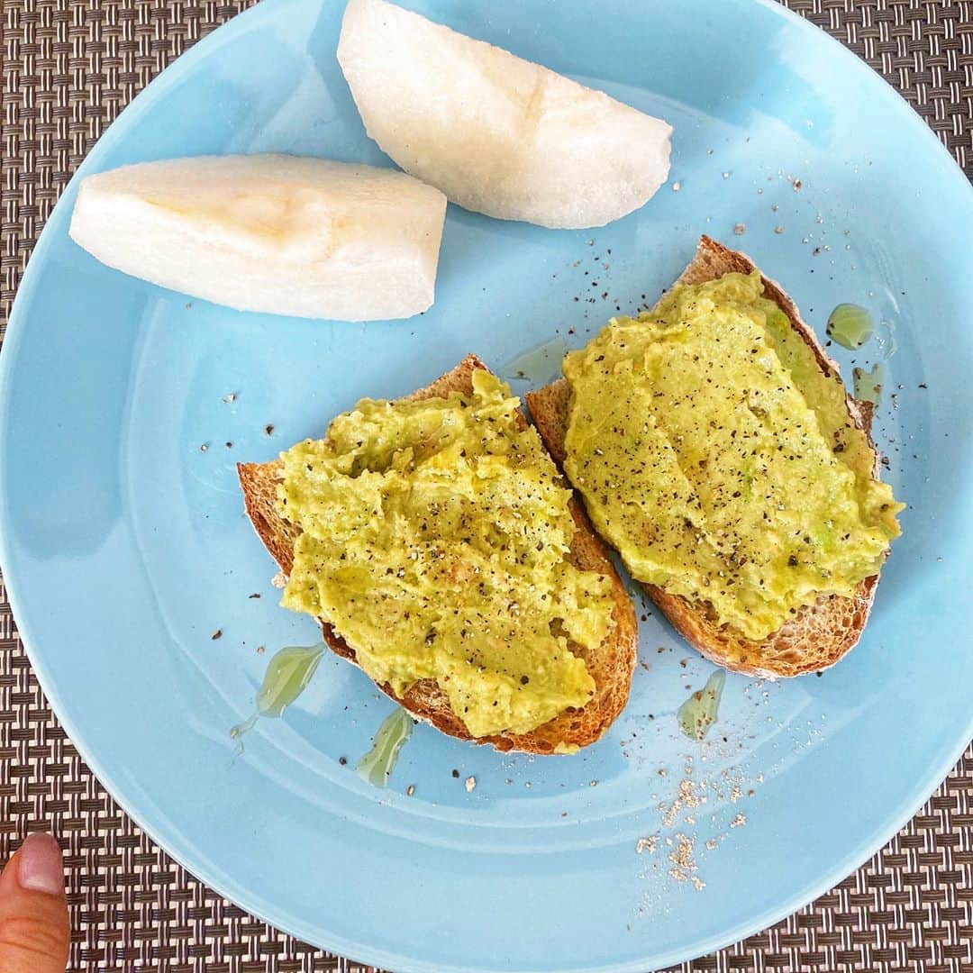 大野南香さんのインスタグラム写真 - (大野南香Instagram)「* ﻿ 【🥪avocado hummus open toast🥪】﻿ Who wants this toast for breakfast??🙋﻿ I do 🙋‍♀️🙋‍♀️🙋‍♀️﻿ I'm a very morning person and my most favorite meal in a day is breakfast!﻿ Having nutritious breakfast leads to good start of a day! Chickpeas contain protain, good quality of carbs and taste good😍 I love chickpeas! But please make sure to soak them properly if you use dry chickpeas!!! ︎︎☺︎︎﻿ ☺︎︎﻿ ☺︎︎︎︎ ︎︎﻿ 【🥪アボカドフムストースト🥪】﻿ ひよこ豆ちゃんはタンパク質も炭水化物もしっかり含まれてて、そしておいしくて、私の大好きな食材のうちのひとつ😍 ただ、乾燥豆ちゃんたちを使う時はしっかり水に浸水させることがとっても重要！！！前日から用意しておくと◎ ﻿ 朝からしっかりエネルギーチャージした日はたくさん歩くのが気持ちいい☀︎﻿ 私のhappyなまいにちはおいしい朝ごはんを食べて始まります！﻿ ﻿ #everydayhappy ︎︎ ︎︎☺︎︎﻿ ﻿ #ヘルシー﻿ #料理﻿ #クッキングラム ﻿ #cooking﻿ #healthyfood﻿ #minakaskitchen﻿ #vegansweets﻿ #ヴィーガンスイーツ﻿ #homemade ﻿ #homemadefood ﻿ #vegan﻿ #vegetalian﻿ #ベジタリアン﻿ #ヴィーガン﻿ #ビーガン﻿ #organic﻿ #organicfood ﻿ #bio﻿ #オーガニックカフェ﻿ #cheesecake﻿ #bakedcheesecake ﻿ #vegandessert﻿ #sweets ﻿ #vegansweets ﻿ #opensandwich﻿ #sandwich﻿ #オープンサンド﻿ #サンドイッチ #toast」10月6日 20時47分 - minaka_official