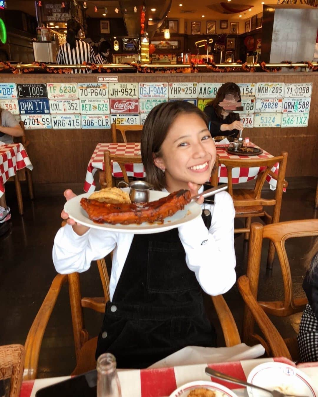 山本祐里奈のインスタグラム：「お友達とサーフィンしてそのまま横浜でlunch🌼✨🏄🏽‍♂️ 海上がりのままだからリップだけで顔うっすうす😂 こんなにおーっきいお肉食べてシアワセ…🤍  #横浜 #湘南 #鵠沼海岸  #サーフィン #surfing #サーフィン女子」