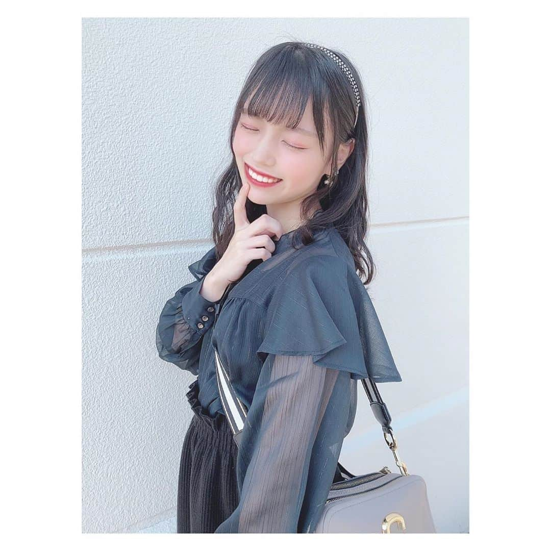 岩田陽菜さんのインスタグラム写真 - (岩田陽菜Instagram)「大人かわいいでしょうか〜♟💋✨﻿ ﻿ #autumnfashion#秋コーデ#ブラウス#gu#skirt#race#レース#透け感#フリル#パンプス#enpunto#大人#大人コーデ#大人かわいい#オールブラック#black#カチューシャ#ヘアアレンジ#巻き髪」10月6日 20時41分 - hina_naso_stu48