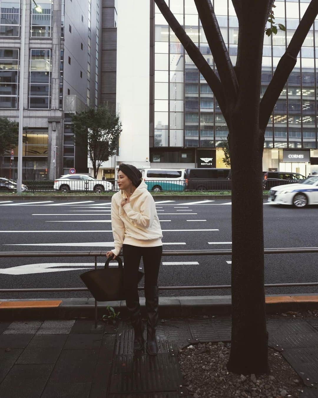 JUNNAのインスタグラム：「@marihoja × @etretokyo  フィッシュボーンヘアバンド を使ったスタイリング  topsも新作 パディングフーディー  丈夫で軽いタフタ生地を使用したフーディー。 中わた入りで、防寒性の高さと、さらりとした肌触りがポイントです☝️  マットな質感の生地を使用し、スポーティーテイストを抑え、普段使いしやすく落とし込みました。   ミリタリーテイストの肩のキルティングステッチが、 お気に入り🤭  #2020ETRE_AW  2020WINTER COLLECTION 先行予約VOL.2  - WEB開催期間 - 10/8(木)19:00 - 10/15(木)12:00PM  - 店舗開催期間 - 10/8(木)- 10/14(水)」