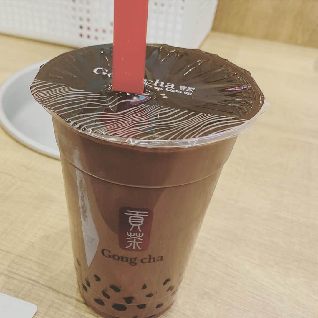 加藤千恵のインスタグラム：「ゴンチャのチョコレートミルクティー、初めて頼んだ気がする。ココアっぽいかと思いきや、また違う感じ。おいしかった。」