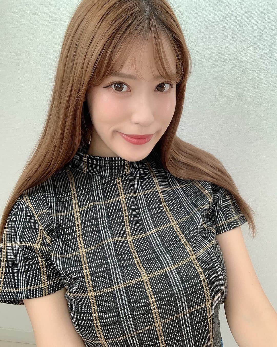 RENAさんのインスタグラム写真 - (RENAInstagram)「秋ってチェック柄 着たくなる時期🥰🍁♥️ 最近通販で秋冬服 頼んだから早く届かないかな〜 ってワクワクして待ってる！  前髪をシースルーにしたので ツヤ肌、赤ちゃん肌にしてみた♪ 伝わるかな？🥺✨✨  TikTokも更新したので 是非みて欲しいです♪ cjd_rena で検索☑️ ・ #サイバージャパン #cjd_rena #サイバージャパンダンサーズ #れなパイン 🍍#新人」10月6日 20時47分 - rei_burlesque