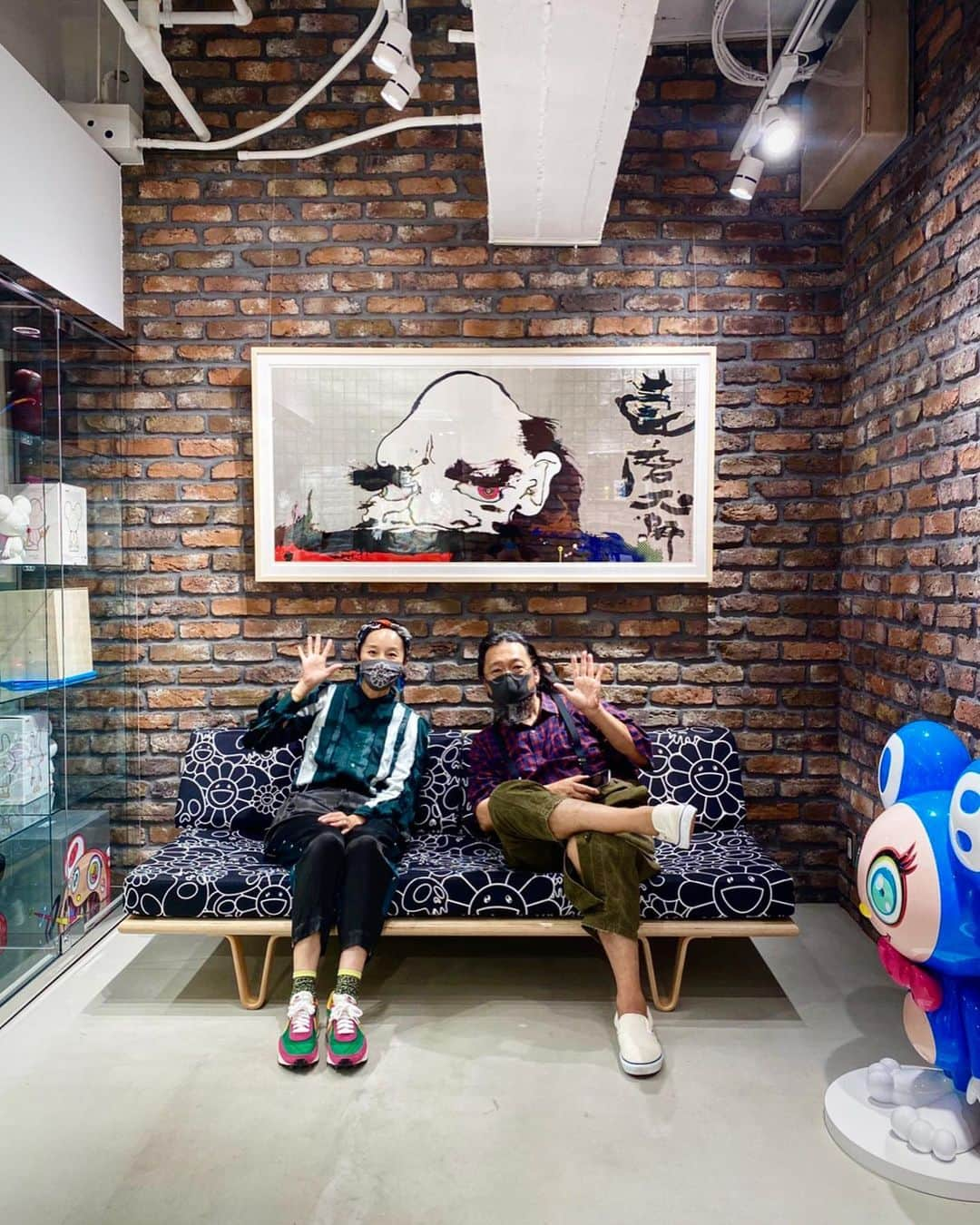 村上隆さんのインスタグラム写真 - (村上隆Instagram)「My old friend @kazukiyunoki she is stylist for me long time. photo at my new store @tonari_no_otakara  📷 @chiaki_kasahara_」10月6日 20時57分 - takashipom