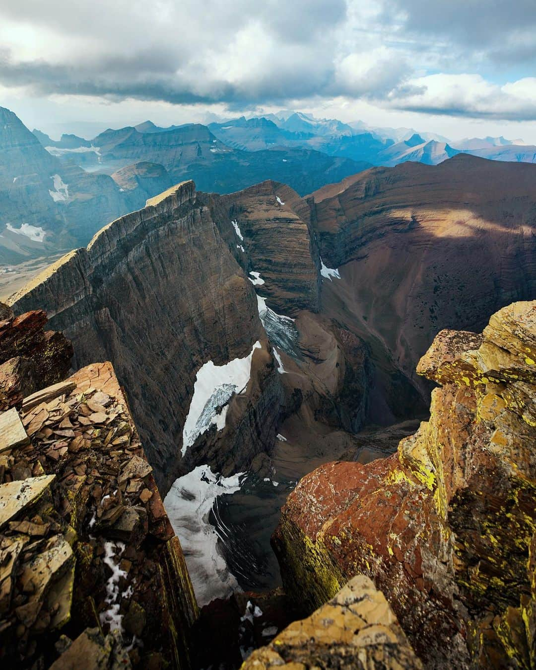 Alex Strohlさんのインスタグラム写真 - (Alex StrohlInstagram)「Looking North from Mount Siyeh. There’s a fair bit of extraordinary places in Montana, I thought some of them even rivaled Glacier Park, until I came up here..」10月6日 20時54分 - alexstrohl