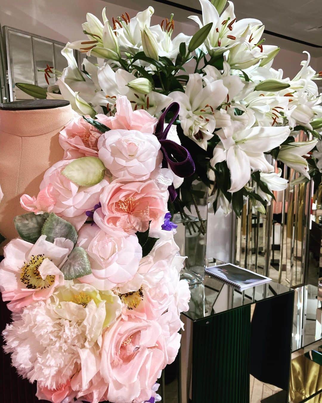 アレクシマビーユのインスタグラム：「Bloom @alexismabille #new #ss2021 #collection #silkflowers #bolero #flowerfur #colors #shadesofroses #garden #bloom #blossom #summertime #summervibes #showroom #lily #perfume #alexismabille」