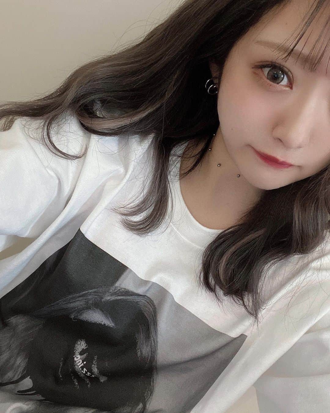 小林莉奈さんのインスタグラム写真 小林莉奈instagram 髪暗くしてイヤリングカラーした 今回もめっちゃ髪色可愛い グレージュ 暗髪 カラー アッシュカラー イヤリングカラー 一旦寝てみる Zzz 10月6日 時55分 42rina