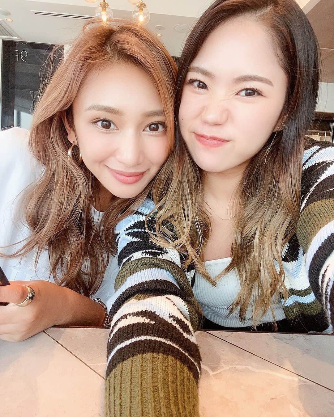 新井ニーニャのインスタグラム：「🤍﻿ ﻿ ﻿ 昨日のまみちゃんとの写真🤳🌟﻿ @mami_oran_  ﻿ クシャッてした顔も可愛い🤤💕﻿ ﻿ ﻿ ﻿ ﻿ ﻿ #仕事仲間 #仕事がんばろうね #働くママ﻿ #新卒  @blanca__love」