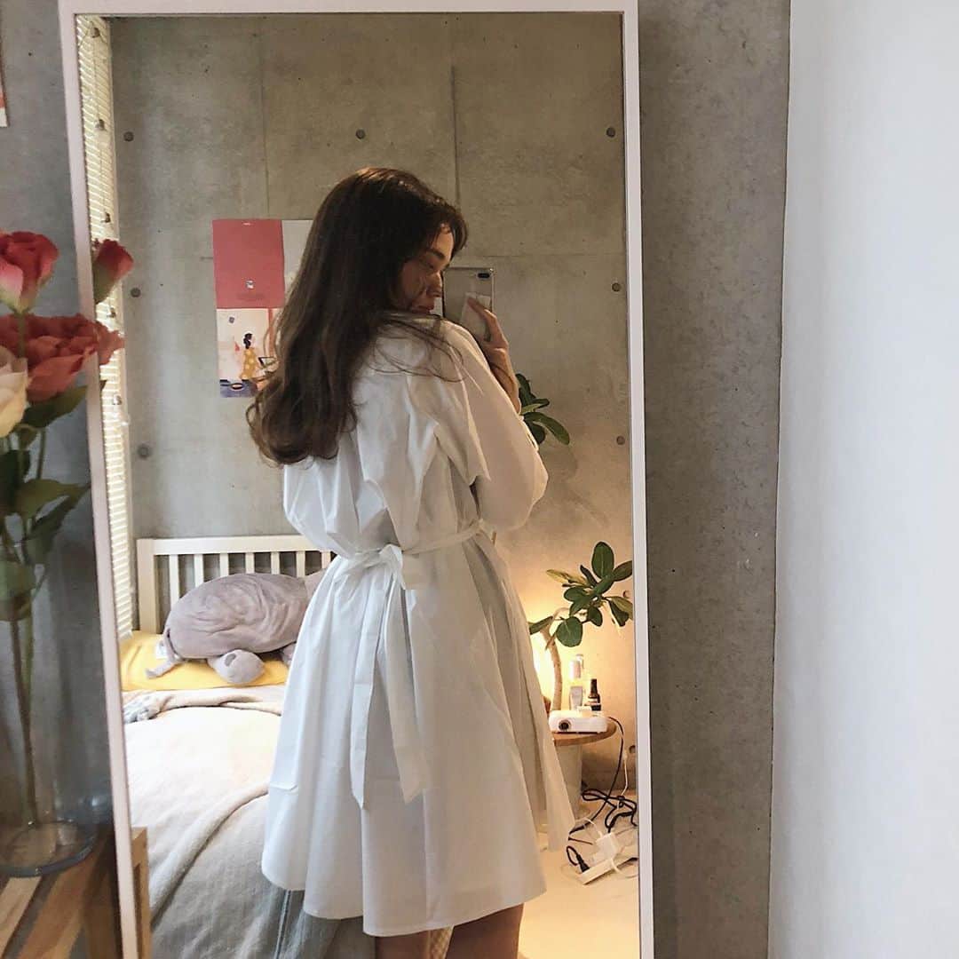加藤愛里クリスティーナのインスタグラム：「リボン好きにはこのボリューム感がたまらんのよね 後ろリボンにしてるんだけど ウエスト調節できるから自分のスタイルに合わせられて着心地が良い👀❤️ #シャツワンピース #royalparty #ロイヤルパーティー #PR」