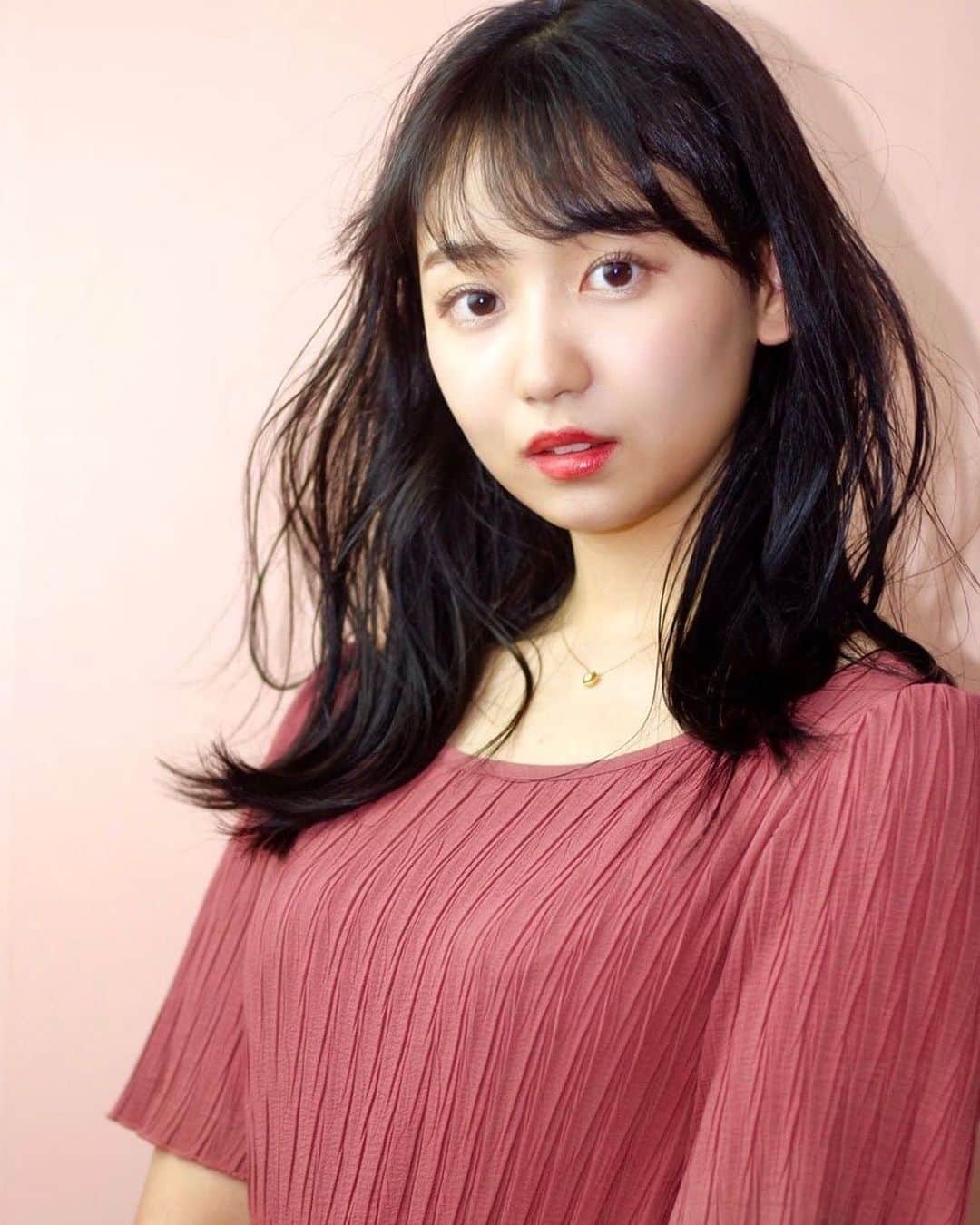 のインスタグラム：「今日も一日お疲れ様です🦢﻿ ﻿ 最近は色んなところで金木犀の香りがして﻿ なんだか幸せな気持ちになります☺️﻿ ﻿ 金木犀の花言葉は「謙虚」﻿ 自分自身の能力・地位などに驕ることなく謙り、相手に対して素直に意見を受け入れ接すること、またそのさま﻿ ﻿ 強い意志を持ちつつ、﻿ 謙虚さも忘れずこれからも頑張ります🌷﻿ ﻿ 本日も#あゆポチ﻿ よろしくお願いします😌✨﻿ ﻿ #日本女子大学 #コンテスト #ミス日本女子 #ミスコンテスト #あゆポチ #あゆたぴ #ポートレート #ポトレ #被写体 #サロモ #サロモ希望 #赤 #ワンピース #コーデ #ヘアアレンジ #ヘアスタイル #黒髪 #ロングヘア」