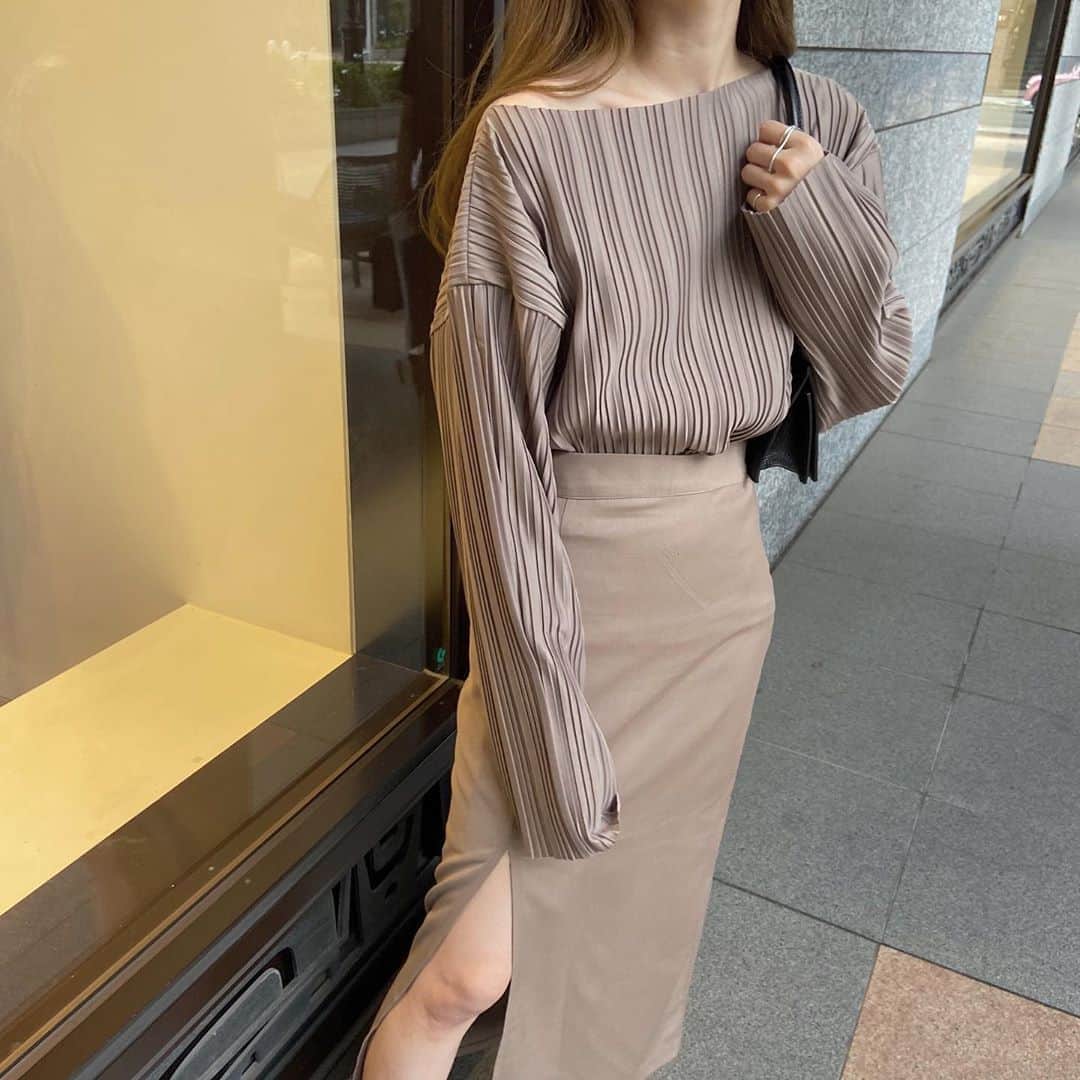 i am aiのインスタグラム：「火傷も治ってきたので やっと撮影再開！くぅ〜うれしい。 早くお披露目できるよう進めております🪔🤎 FWアイテム、 もりもり沢山なラインナップなので 楽しみにしていただけますと嬉しいです☺️ ㅤㅤㅤㅤㅤㅤㅤㅤㅤㅤㅤㅤㅤ わたしはまた全種類お買取...🤦🏻🤦🏻🤦🏻 ㅤㅤㅤㅤㅤㅤㅤㅤㅤㅤㅤㅤㅤ」