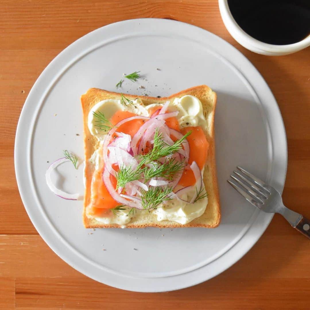 山崎佳のインスタグラム：「Today’s breakfast. 今朝はクリームチーズではなくサワークリームにしました。」