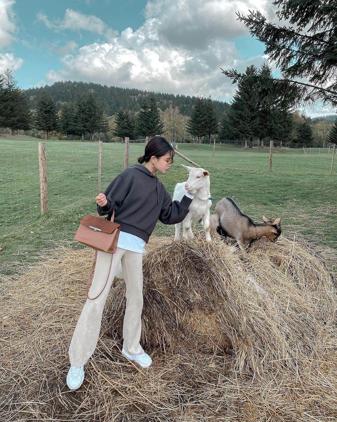 影山可蓮のインスタグラム：「・ ・ Hello 🐐♡ 📍Tomamu ・ ・ ヤギ〜🐐🐐🐐めちゃくちゃ楽しみにしていた動物との触れ合い💭 癒されました〜🤤 そしていっぱいストーリーにて質問いただいたコーデの詳細もご紹介します♪ ・ ・ 🏷 TOPS @lagunamoon_com  LONG-T @hanes_japan  PANTS @uniqlo (last year) SHOES @niketokyo  ・ ・ 珍しくパーカー！ロンTとレイヤードしてカジュアルに◎ 行った場所に合わせて動きやすくて中に着込める組み合わせ！楽々でした〜♡♡ ・ ・ #lagunamoon #lagunamoon_home  #トマム #北海道 #北海道旅行 #hokkaido #hokkaidotrip #tomamu #星野リゾート #星野リゾートトマム  (無人のところで撮影時のみマスク外しております♡)」