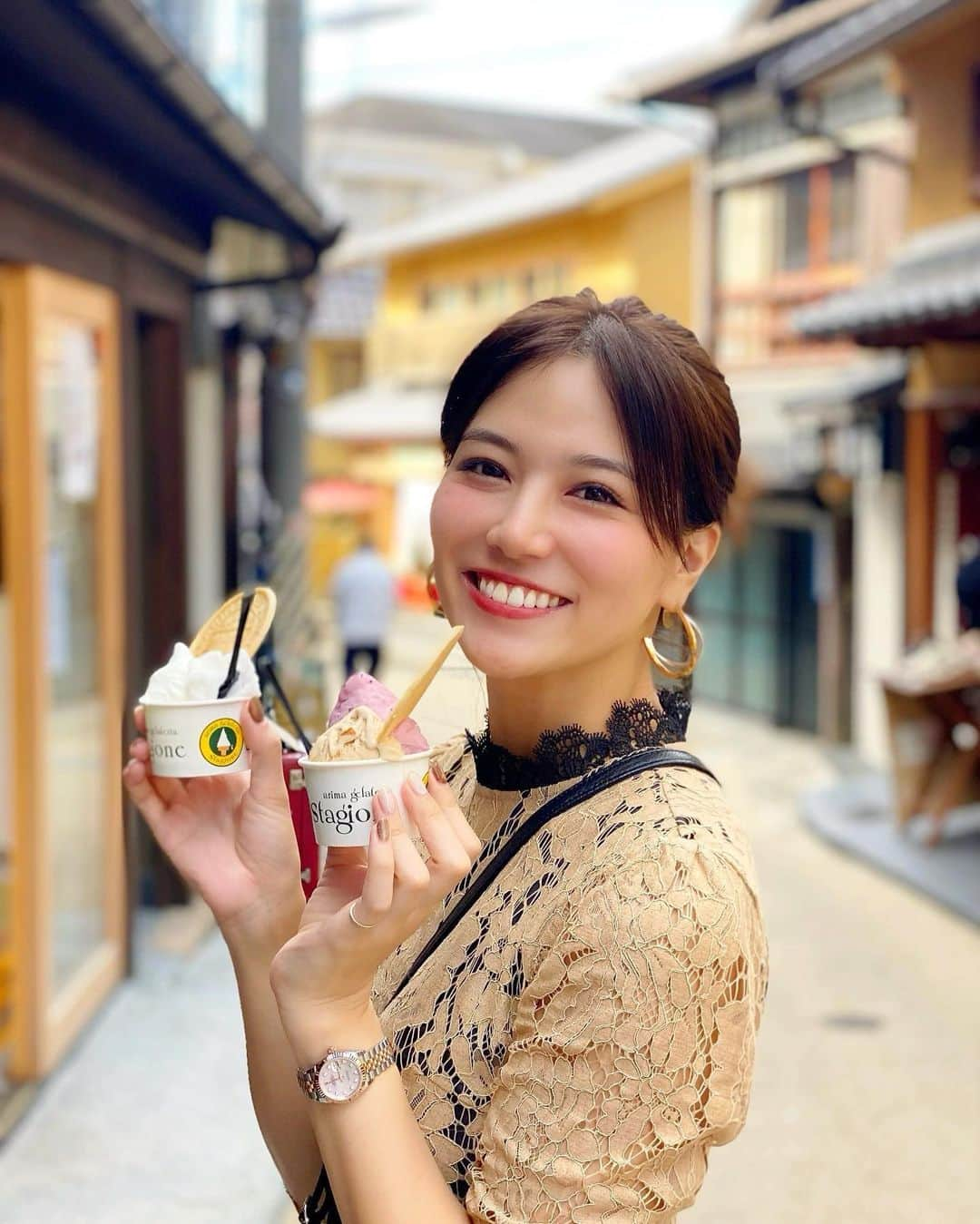 石井里奈さんのインスタグラム写真 - (石井里奈Instagram)「こんばんは✨ . 今夜は里奈ログ＠有馬温泉編♨️ 前回行って美味しかったお店を今回お母さんを連れて再訪❤️🚶‍♀️ . ①猪名野茶房のわらびもち @inanosabo  オーダーしてから作ってくれる出来立てトロトロわらびもち❤️今回は期間限定で黒ごまのわらび餅でした✨ 本当に写真で見てわかる通りトロトロで口の中でとろけるんです！（わたどうのドラマ観てた人わかると思うけどしまやのわらび餅みたいな感じ！笑） . ②アリマ ジェラテリア スタジオーネ @arima_gelateria_stagione_  ジェラートワールドツアーで日本一、世界大会でも入賞している名店🍦今まで食べたことないジェラートに感動させられます🥺💕季節によっていろんな味あるので今回も期間限定フレーバーを食べてきました🎵 . ママも大喜びでよかったなぁ❤️ 有馬温泉は温泉も楽しめて、スイーツも楽しめて本当いい観光地✨すっかり大好きな場所になりました♨️🧖‍♀️ . 今日もお疲れ様でした❤️ . #りなまるグルメ #わたどう #わらび餅 #ジェラート #グルメ旅 #スイーツ巡り #スイーツ #和菓子 #もちもち #有馬温泉 #有馬 #温泉 #温泉旅行 #神戸 #兵庫 #兵庫県 #グルメ女子 #sweet #gotoキャンペーン #gotoトラベルキャンペーン #国内旅行 #家族旅行 #母娘旅 #食べ歩き #アイス #gelato #japanesefood #japanesesweets #japanesegirl #visitjapanjp」10月6日 20時59分 - ri7tin1025