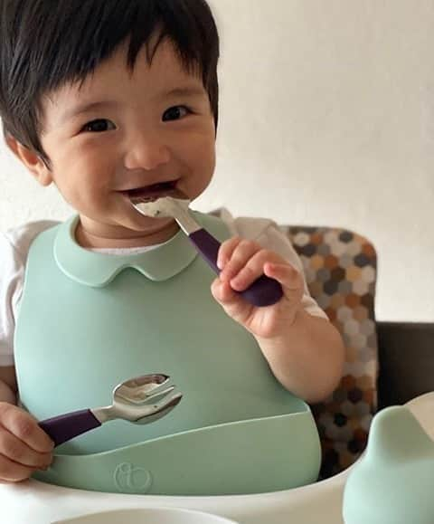 Stokke Japanさんのインスタグラム写真 - (Stokke JapanInstagram)「自分で食べたい！というお子さまの意思を、たくさん尊重してあげたいですよね。ストッケのお食事シリーズ「ストッケ マンチ」は、そんなお子さまの”食べたい”を応援します。フォークやスプーンの柄は握りやすく、お皿の「へり」でも滑りにくい加工が施されているなど、使いやすい工夫がいっぱいです。⠀ ⠀ 柔らかいシリコン製のお食事エプロンは着けてもごわごわせず、小さな襟もついていてかわいいですよ♪お祝いにもぜひどうぞ。⠀ ⠀ @halu_1005⠀ #ストッケ #トリップトラップ #ハイチェア #子供椅子 #キッズチェア #ベビーチェア #離乳食準備 #赤ちゃんのいる生活 #赤ちゃんのいる暮らし #お食事エプロン #お食事用スタイ #お食事グッズ #ストッケマンチ #子供用食器 #babyboy #babygirl #ハーフバースデー」10月6日 21時00分 - stokkejapan