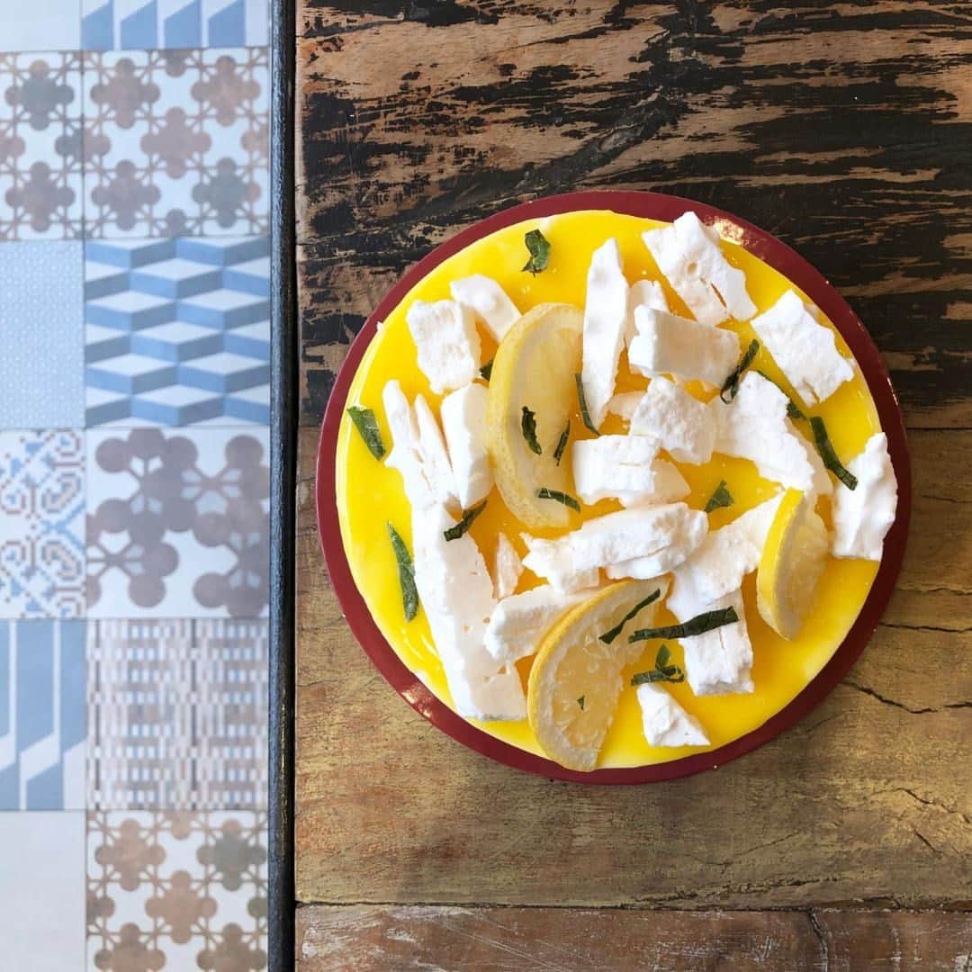のインスタグラム：「Uno strato di fragrante biscotto, uno strato di gelato al limone e uno al fiordilatte con meringa. Salsa al limone e una pioggia di croccanti meringhe per decorare. Le nostre torte- gelato ti aspettano in via Marghera 33  #gelateriamarghera #gelateriamarghera #gelateria #icecreamshop  #gelato #gelatomarghera #icecream #foodlovers #dessert #dessertporn #foodporn #instaicecream  #gelatoitaliano #gelatoartigianale #gelateriamilano#icecreamlovers #instagelato」