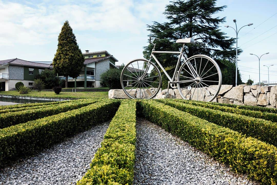 ルモンドさんのインスタグラム写真 - (ルモンドInstagram)「Premier producteur européen de vélos, le Portugal profite de l’explosion de la demande de deux-roues depuis le printemps. Concentrés dans la région d’Agueda, la « vallée du vélo », au sud de Porto, les fabricants et sous-traitants locaux résistent à la concurrence chinoise.⁣ « Nous fabriquons des roues, des selles, des pédaliers, nous avons le seul producteur européen de cadres en aluminium et nous allons commencer à fabriquer des cadres en carbone, se targue Gil Nadais, secrétaire général d’Abimota, la fédération professionnelle du deux-roues. Notre industrie n’a plus grand-chose à voir avec ce qu’elle était il y a vingt-cinq ans, lorsque les vélos chinois à bas coût déferlaient sur le Vieux Continent. ». C’est peu dire. Au début des années 1990, laminés par la concurrence des cycles ultra-subventionnés par Pékin, les producteurs européens ont appelé la Commission européenne à l’aide. Pour les soutenir, celle-ci a instauré des taxes antidumping sur les importations de vélos chinois. « Grâce à Bruxelles, nous avons pu conserver plus de 900 PME du secteur et 110 000 emplois sur le Vieux Continent, et ils pourraient grimper à 135 000 en 2021 », s’enthousiasme Moreno Fioravanti, secrétaire général de l’EBMA (Association des fabricants de vélos européens).⁣ -⁣ 1-8-9 : Dans l’usine de vélos RTE à Vila Nova de Gaia, le 21 septembre.⁣ 2-3 : Atelier dans l’usine Miranda à Agueda. ici sont surtout produits des pédaliers, exportés dans toute l’Europe.⁣ 4-5-6 : Le hangar d’expéditions à l’usine de vélos Triangle’s à Agueda.⁣ 7 : Des athlètes de l’équipe nationale portugaise s’entraînent Anadia.⁣ 10 : une sculpture de vélo géant sur un rond-point à l’entrée de la « vallée du vélo »⁣ -⁣ Photos: Joao Pina (@pinaphoto) #PourLeMonde」10月6日 21時01分 - lemondefr