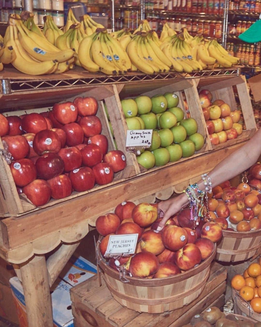 ダニジョーのインスタグラム：「Feeling fruity 🍎🍑🍌🍐 #dannijogirls」