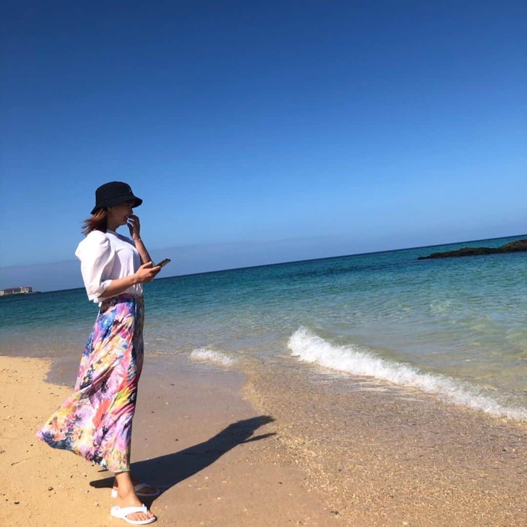 朋未のインスタグラム：「🏖  #沖縄ホテル #沖縄観光 #沖縄 #沖縄旅行 #okinawa #okinawajapan #umitoplagetheattaokinawa  #恩納村 #プライベートビーチ   誰もいないプライベートビーチ⛱ シュノーケリングやりたかった！😂 沖縄の海が一番綺麗 綺麗な海を見ると、地球に優しい生き方をしたくなる またダイビング行きたい🤿今度は離島かな？🤔←何回も言ってる」