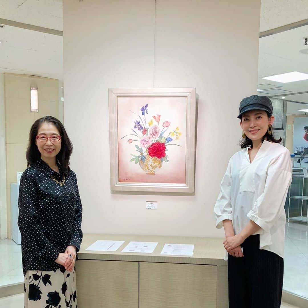 田中美里のインスタグラム：「私のえんぴつ画の先生でもある小熊麻紗子さんの絵画展に行って来ました。  半年以上振りの再会。  色や材料や素材や油絵の話もたくさん聞かせていただいて、初めて先生の油絵の作品をじっくりゆっくり見る事ができて倖せでした。  お教室では先生の美術館や絵画のお話を聞くのも楽しみの一つ。  絵を描くことの楽しさを教えてくれた大切な方です。  明日までなので観に行けて本当によかったです。  絵画展の先生の作品は全て油絵です。  #現代絵画三人展 #東急吉祥寺店  #小熊麻紗子  先生 #油絵 #明日7日まで  #撮影時のみマスクを外しています」