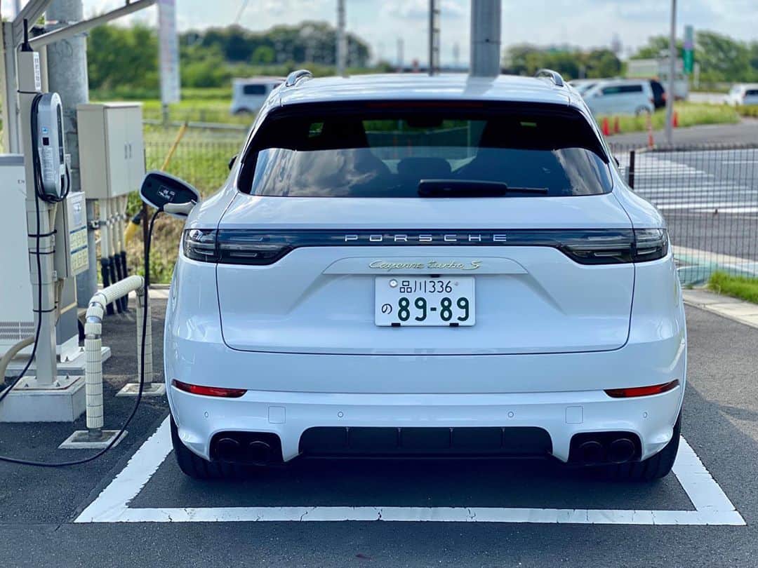 Porsche Japanさんのインスタグラム写真 - (Porsche JapanInstagram)「パフォーマンスとサステナブルを両立する、ポルシェのプラグインハイブリッドモデル「カイエンターボ S E-ハイブリッド」。  息を呑むようなパフォーマンス、卓越した快適性、豊富なインフォテインメント。これらの魅力を全て兼ね備えています。  道の駅などに設置されている公共充電器でも充電が可能です。  #ポルシェ #Porsche #カイエン #Cayenne #プラグインハイブリッド #PHEV」10月6日 21時07分 - porsche_japan