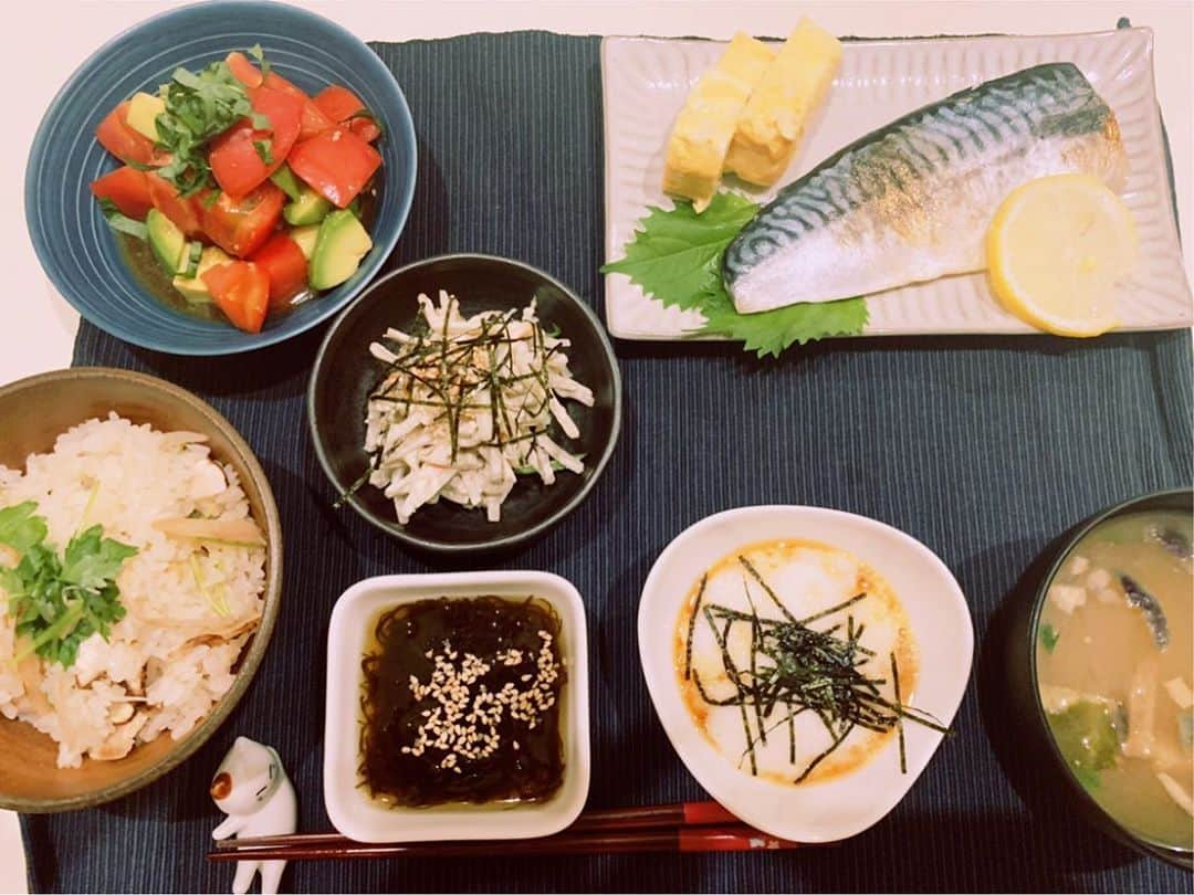 赤井沙希さんのインスタグラム写真 - (赤井沙希Instagram)「頂いた松茸は土鍋で炊き込みご飯にしました☺️ 盛り付け雑！  ⭐︎松茸の炊き込みご飯 ⭐︎塩鯖焼き ⭐︎だし巻き卵 ⭐︎トマトとアボカドの大葉サラダ ⭐︎とろろ芋 ⭐︎もずく酢 ⭐︎和ゴボウサラダ ⭐︎お茄子のお味噌汁  ほんとはサンマが食べたかった！笑  #おうちごはん #ひとり暮らし #ひとりごはん #自炊 #献立 #秋ごはん #松茸 #松茸ご飯 #土鍋ごはん #鯖 #定食 #よるごはん #夜ご飯 #ゴボウ #アボカド #大葉 #和食ごはん」10月6日 21時08分 - saki__akai