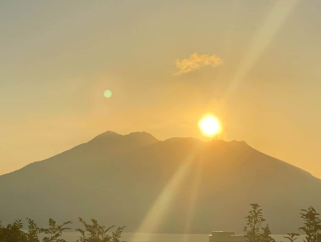 yuiさんのインスタグラム写真 - (yuiInstagram)「. . 桜島からの朝日 ☀️ . .  #ゆい旅#yuitrip✈️#城山観光ホテル #鹿児島#桜島#鹿児島県#yuiinkagoshima」10月6日 21時08分 - yuiram