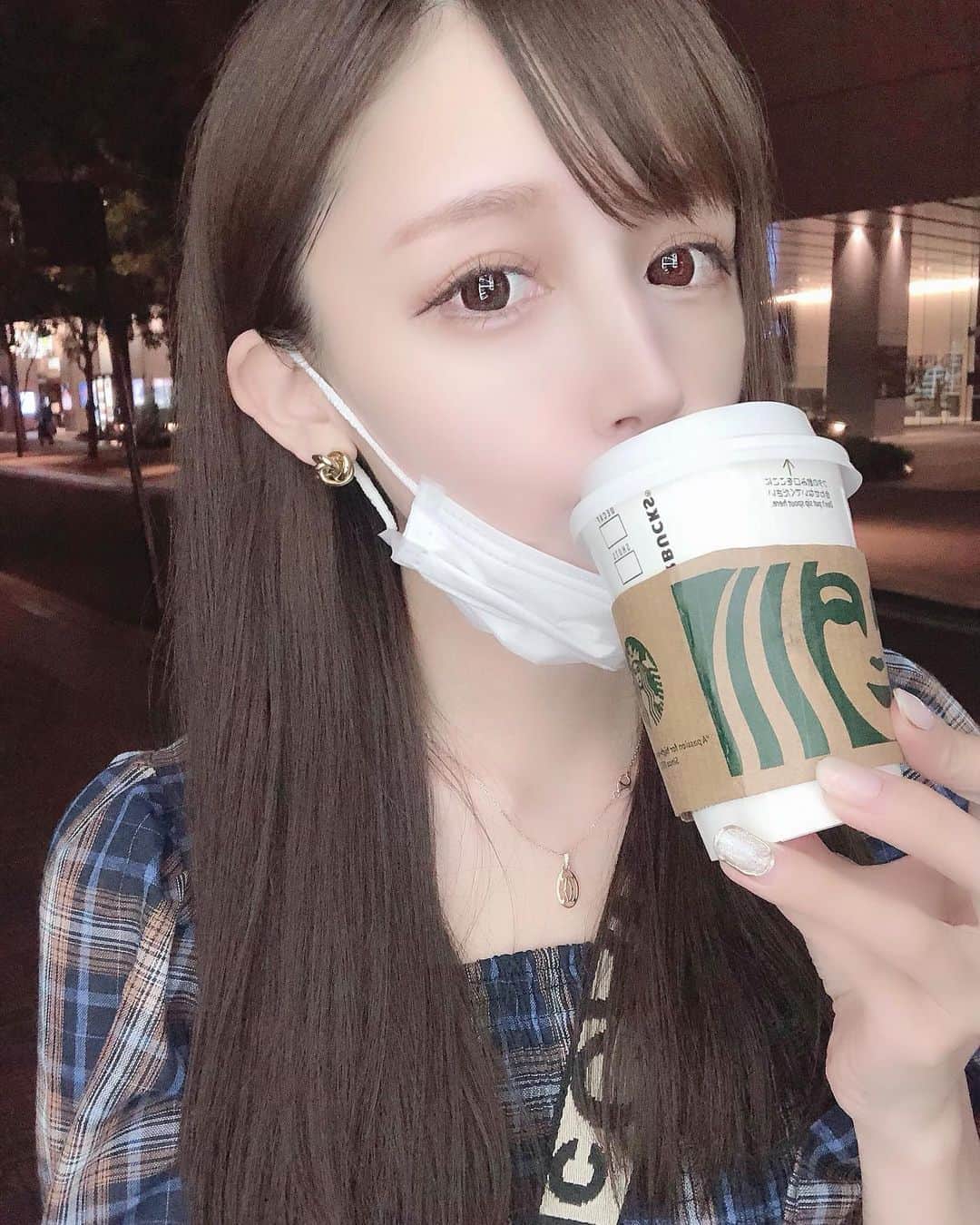 yuu__aaaのインスタグラム：「. 最近夜さむいね？☃️ . 寒い日はスタバのチャイラテ🧸💕 . . カラコン黒っぽくしてみましたん . . #カラコン#カラコンレポ #メイク#make#oote#デカ目メイク #デカ目#アイライン#ootdfashion #Cartier#スタバ#starbucks」