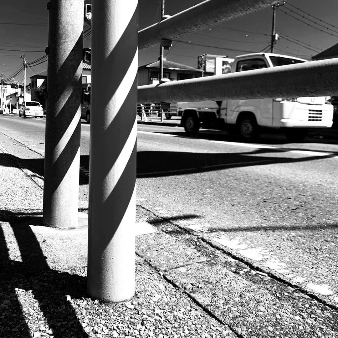 naotakeのインスタグラム：「昼下がり - Early in the afternoon / iPhone XR & Snapseed, 20201007 . . 関東大震災で焼失した東大の図書館再建のため、ロックフェラーは現代の価値にして100億円寄付した。スケールがでかい。 . . #spicollective #royalsnappingartists #infamous_family #rsa_main #infinity_photo_cult #2_fineart #jp_gallery_member #jp_gallery_bnw #trb_bnw #wp_bnw  #bnw_life #bnwlife_member #bnw_life_shots #bnw_captures #world_bnw #top_bnw #team_jp_ #team_jp_モノクロ #ig_energy_bw #ig_nihon #streetphotographybnw #igersjp #blackandwhite #bnw #bnwphoto #monochrome #bw #bnwphotography #ShotOniPhone #shotoniphoneXR」