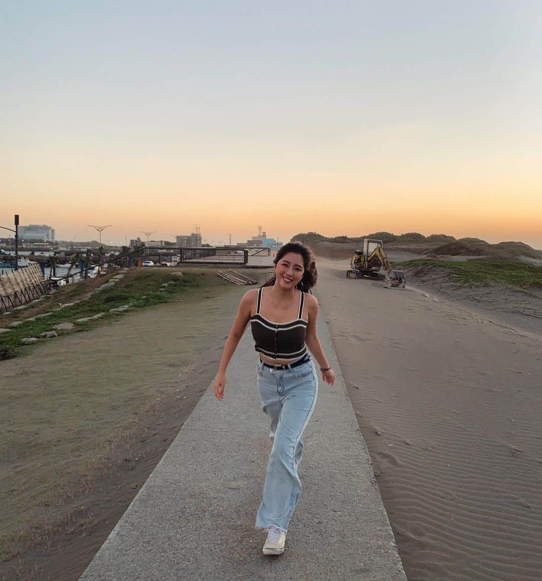 辜莞允（Nono Ku）のインスタグラム：「每次都來新竹看夕陽耶 然後每次都忘記新竹海邊好冷 （掛條鼻涕拍照）」