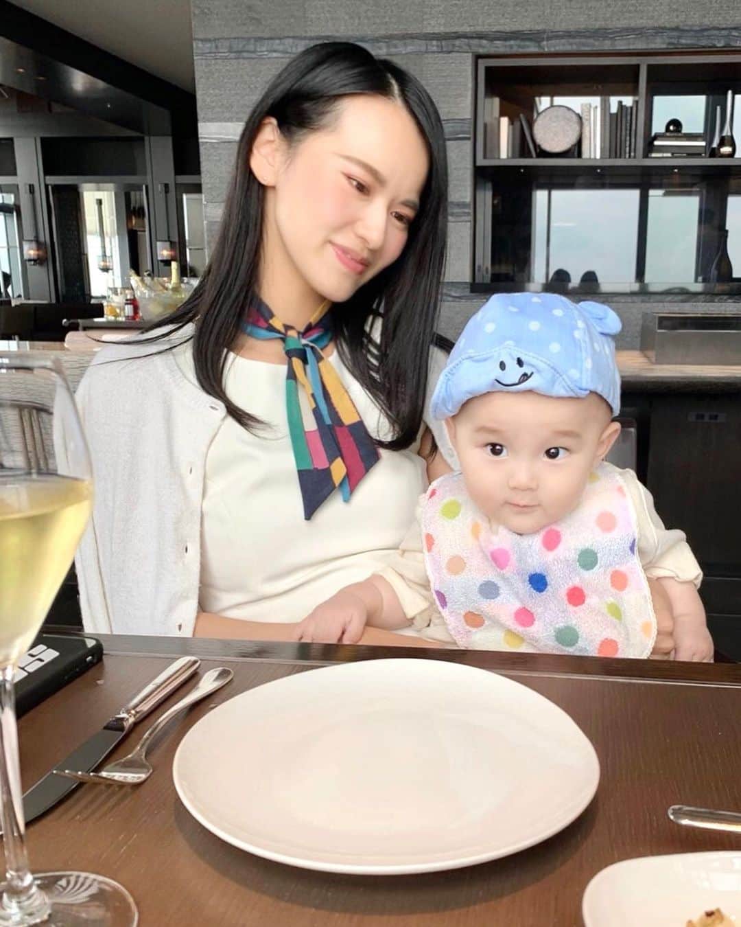 七尾エレナのインスタグラム：「息子を見守る母の画👼 . 最近ご飯中フォークやナイフを持とうとしたり お皿を自分の方へと引き寄せたりと ちょっと油断したらテーブルが ぐちゃぐちゃになりそうなので ごはん中はいつも厳戒態勢😂 . 息子と必死に格闘していたからか 「メインのお肉はひと口サイズに切っておきましたので 片手で召し上がって下さいね😇」と なんとも心優しいお気遣いをしてくださった レストランの方😂🙏🙏 . 子連れに優しい レストランリストを増やし中😇 . #生後7ヶ月 #男の子のママ #子連れランチ #リッツカールトン東京 #リッツカールトン #六本木ランチ #新米ママ #まますたぐらむ #Thetower」