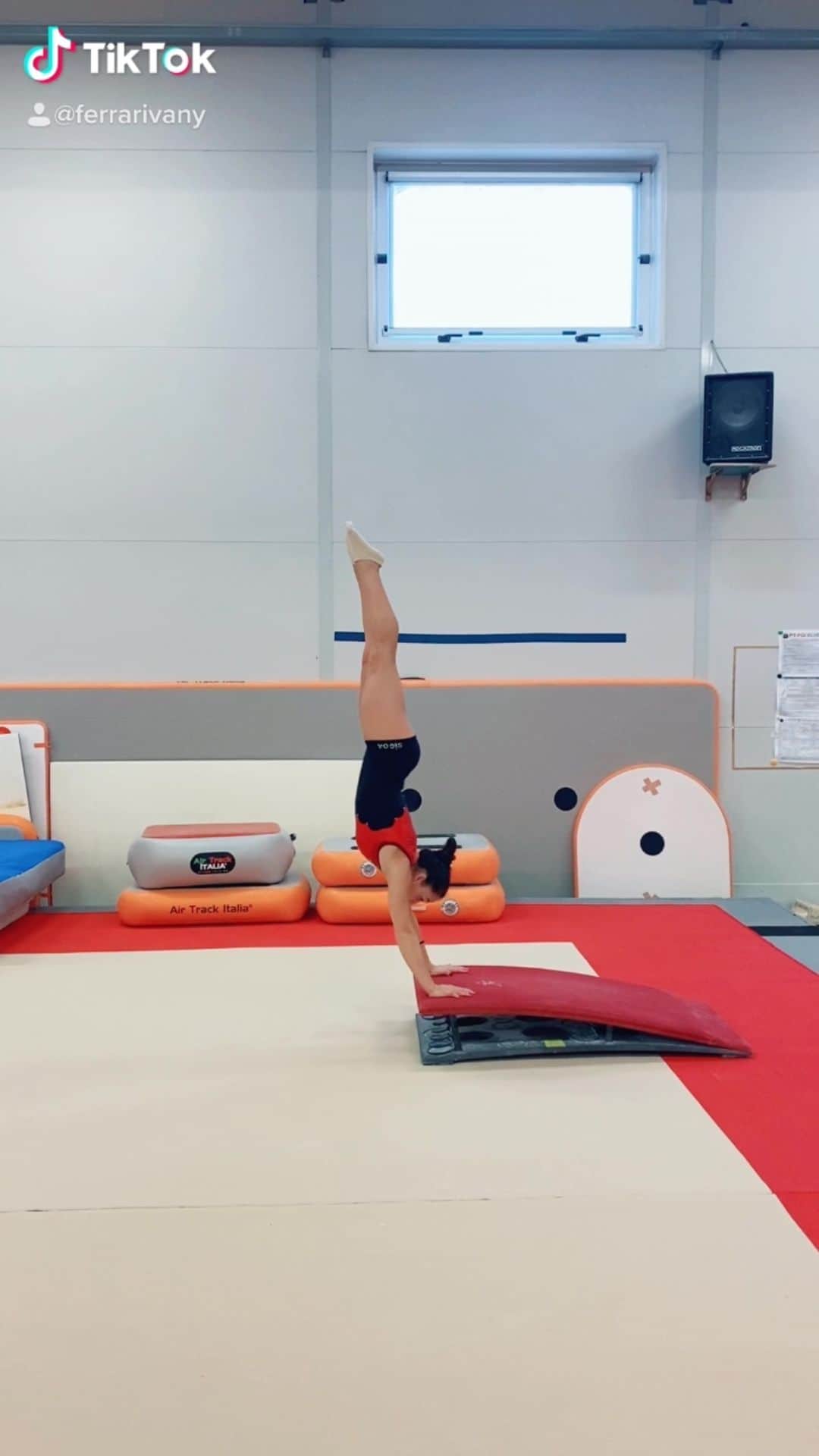 バネッサ・フェラーリのインスタグラム：「🌀Jump🌀 #vanessaferrari #goodvibes #gymnastics #ginnasticaartistica #gym #workout #training」