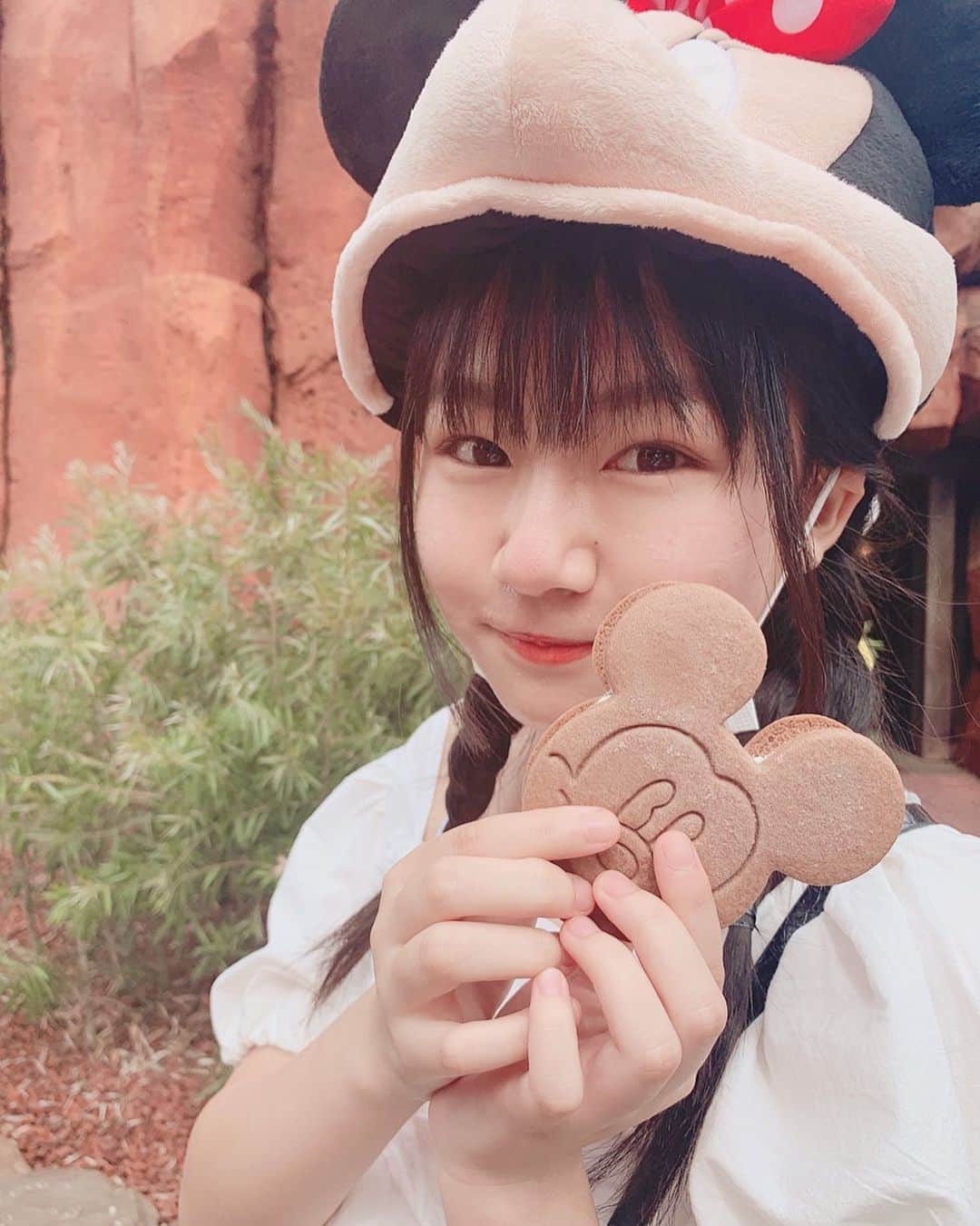 みのり（民謡ガールズ）のインスタグラム：「#アイス 🤍  #WAWAWA #みのり #サンドアイス #ミッキー #ディズニー #スイーツ #ディズニーランド #ミニーちゃん #ディズニーコーデ #instagood #instalike #follow」