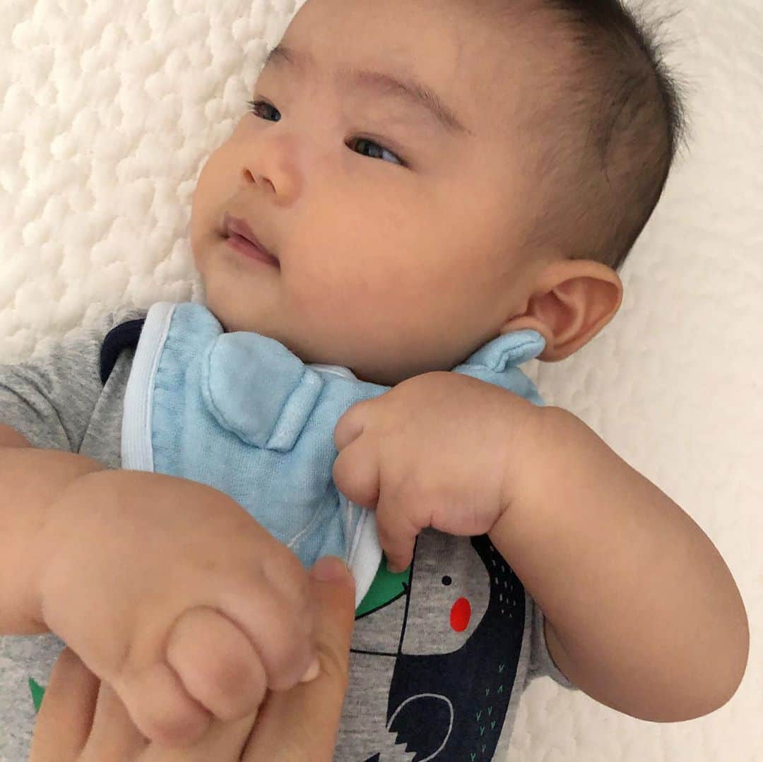馬渕史香のインスタグラム：「けぴにもらったくまさんスタイ  見えるように撮りたいのに抵抗された笑笑  #あしざわ家 #赤ちゃんのいる生活 #ずぼら主婦 #ゼクシィbabyママ隊 #令和2年生まれ #5月生まれ #男の子ベビー #令和ベビー #babyboy #2020baby #ゼクシィbaby #ベビーグラム #ベビフル #コズレ #ままのて  @picco_1471 #piccolce_knits_モニターモデル募集」
