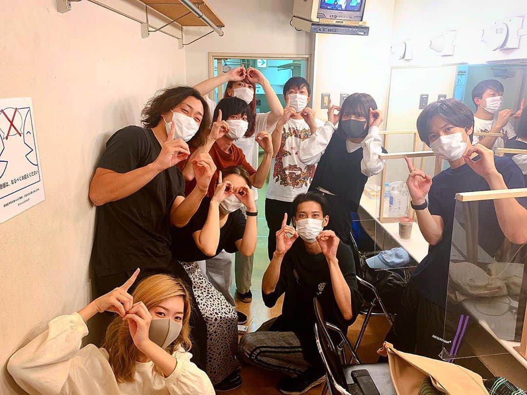 樹麗のインスタグラム：「🪂🪂🪂🪂🪂🪂🪂🪂🪂  舞台#本気だけどマジではない  皆様のおかげで 今年初めての舞台に立つことができ 無事3st終幕することができました。  当たり前じゃないんだって 1stごとに噛み締めました。  短い時間でしたが 最後までこのメンバー全員で走れて 本当に楽しかった🐵  そして改めて  このような時期に ご支援してくださった皆様 足を運んでくださった皆様 本当に本当にありがとうございました。  🪂🪂🪂🪂🪂🪂🪂🪂🪂  #9人の愛の着陸 #stage #中野ザポケット  写真は #100点unチョイス　pose👆🏻👌🏻👌🏻」