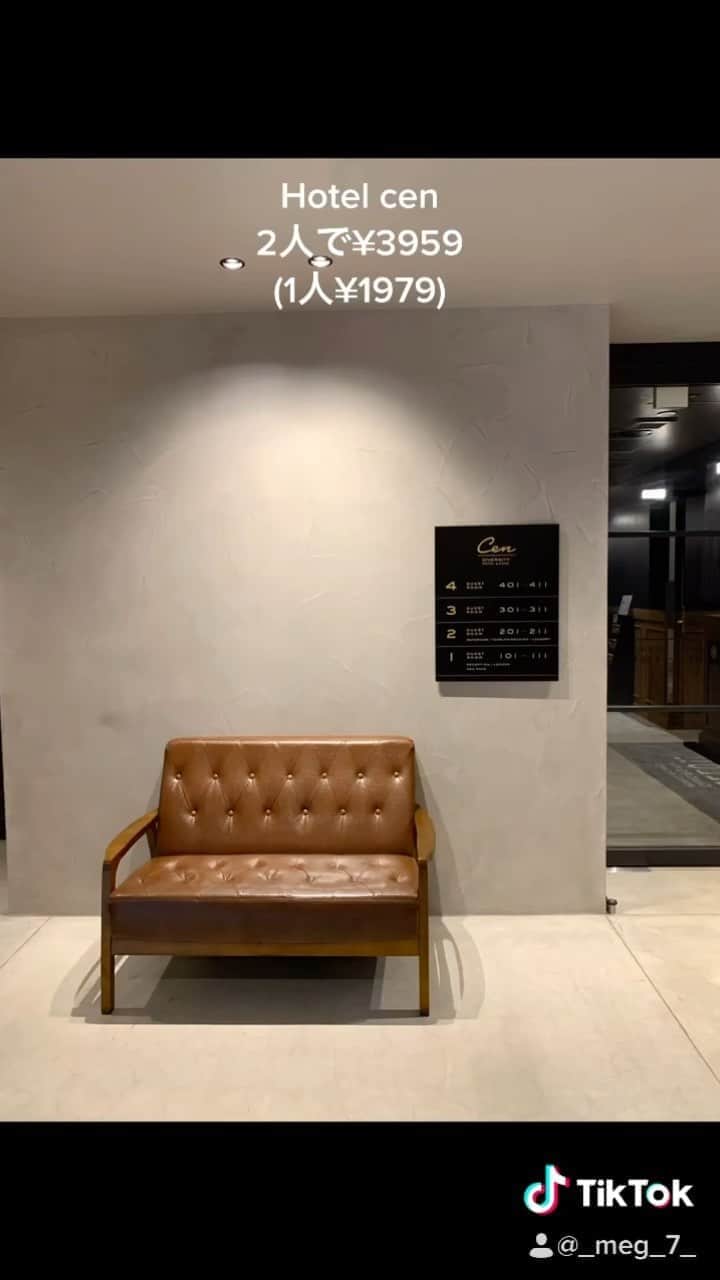 MEGのインスタグラム：「新大久保にある、日本初のダイバーシティホテル🗝 部屋は特別に広いという訳ではないけど、シンプルにお洒落でモダンなhotel🕯  隣には、オープンテラス付きカフェがある。☕️  すごく穴場スポット(9月上旬の時点)で、ここ新大久保？と思うほどに落ち着いている。  🛋 「CEN DIVERSITY HOTEL＆CAFÉ」 💸2人で¥3959(1人¥1979) 📍東京都新宿区百人町1-5-19 （JR新大久保駅から徒歩5分 新宿駅から徒歩12分） ㅤㅤㅤㅤㅤ #hotel_mg  #新大久保ホテル #東京ホテル #ホテル巡り #新大久保カフェ #カフェ巡り #新宿 #穴場スポット #ホテルステイ #hotelstay #tokyohotel」