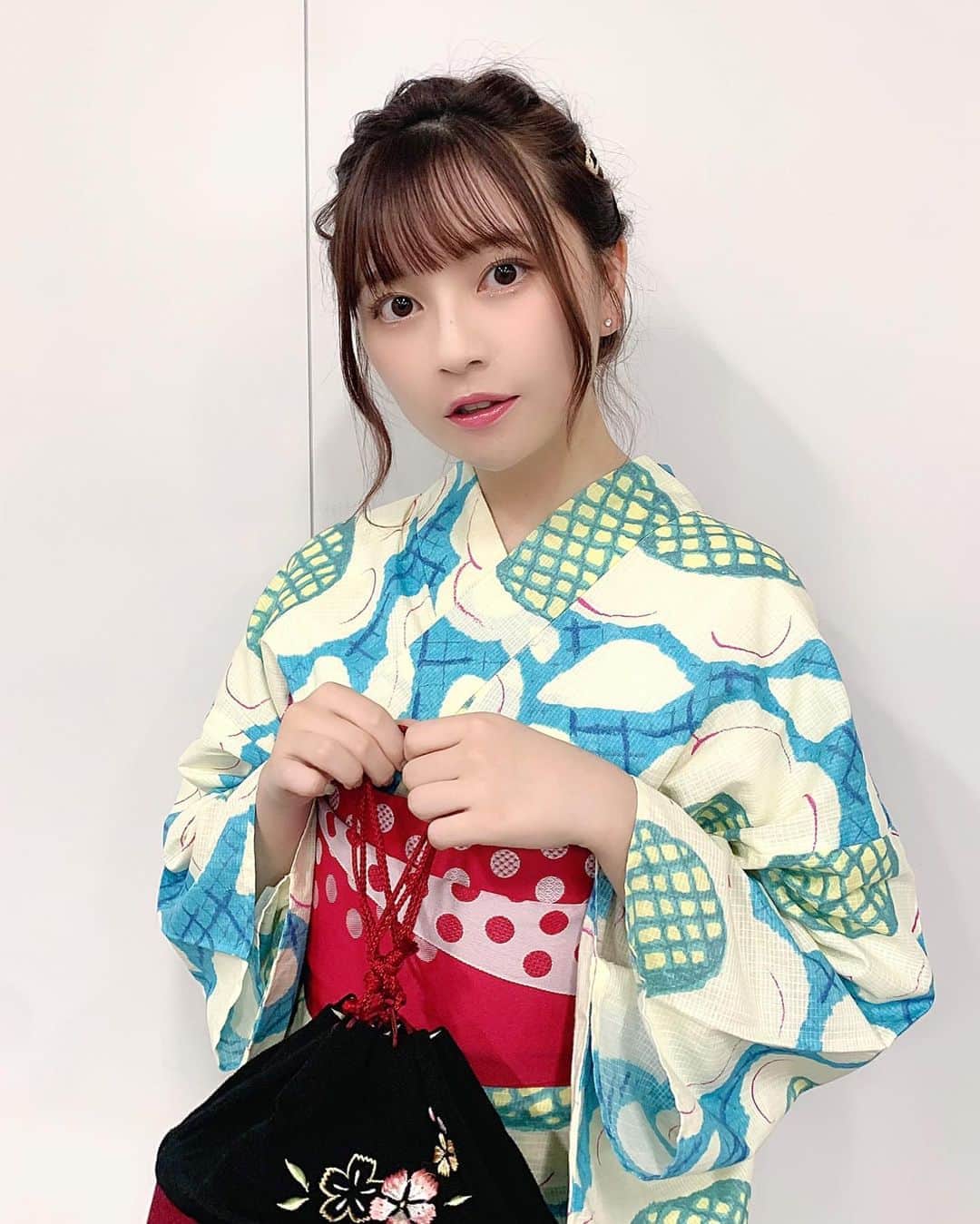 廣川奈々聖のインスタグラム：「生写真撮影で浴衣を着ました〜🐬❤︎﻿ ﻿ 今年はもう着れないかと思ったから嬉しい！﻿ ﻿ ﻿ 可愛い柄と色合いに惹かれて﻿ このポップな浴衣を選んだの どうかな¨̮ ﻿ ﻿ ﻿ ﻿ 衣装は「#かしいしょう錦 」さんにご協力頂きました！﻿ 有難うございます♡、﻿ ﻿ ﻿ ﻿ ﻿ #浴衣#浴衣ヘアアレンジ#着物ヘアアレンジ#ヘアピンアレンジ」