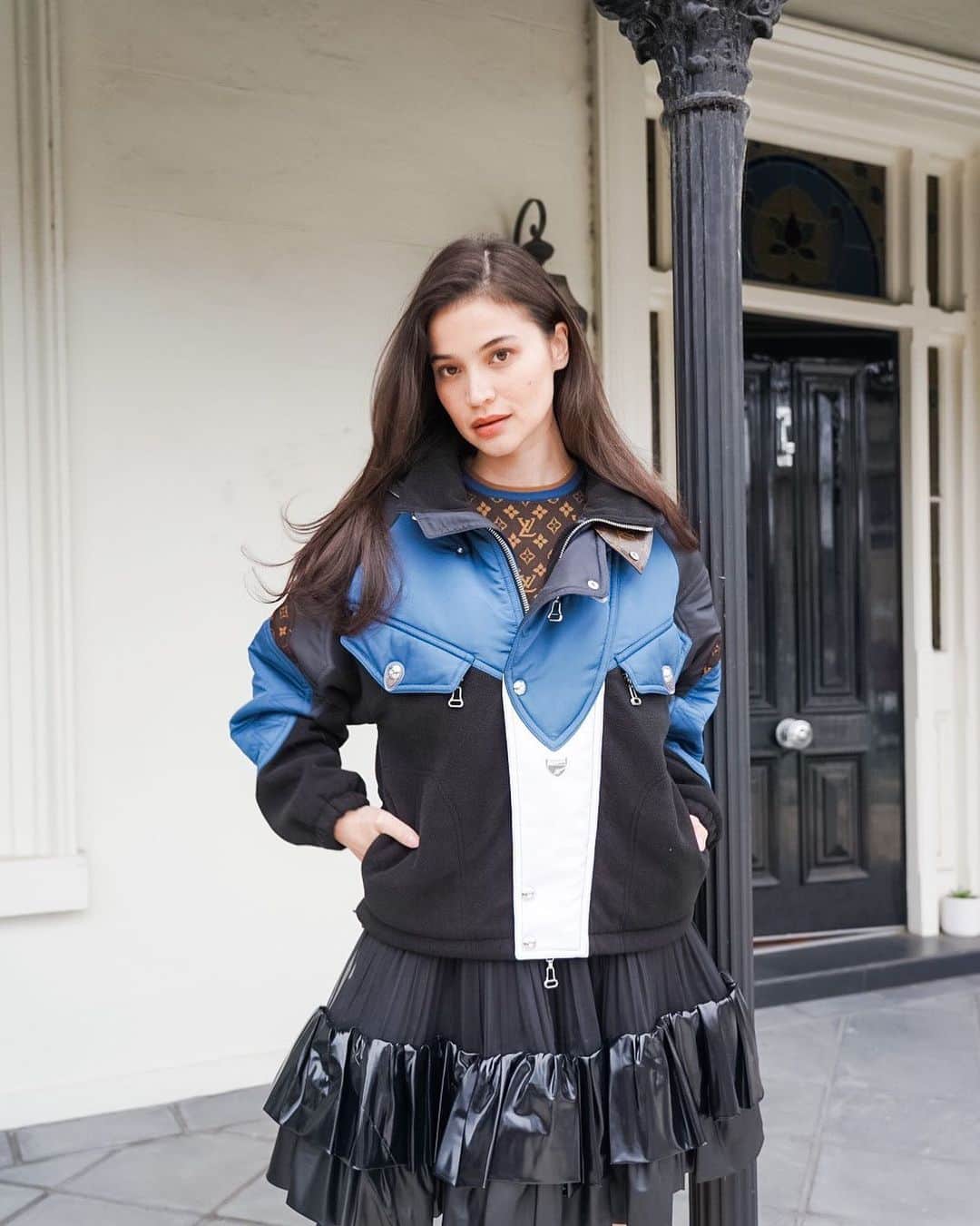 アン・カーティスのインスタグラム：「L🤍VE.  30mins till the Louis Vuitton Spring Summer 2021 show starts over at LouisVuitton.com @louisvuitton @nicolasghesquiere #lvss21」