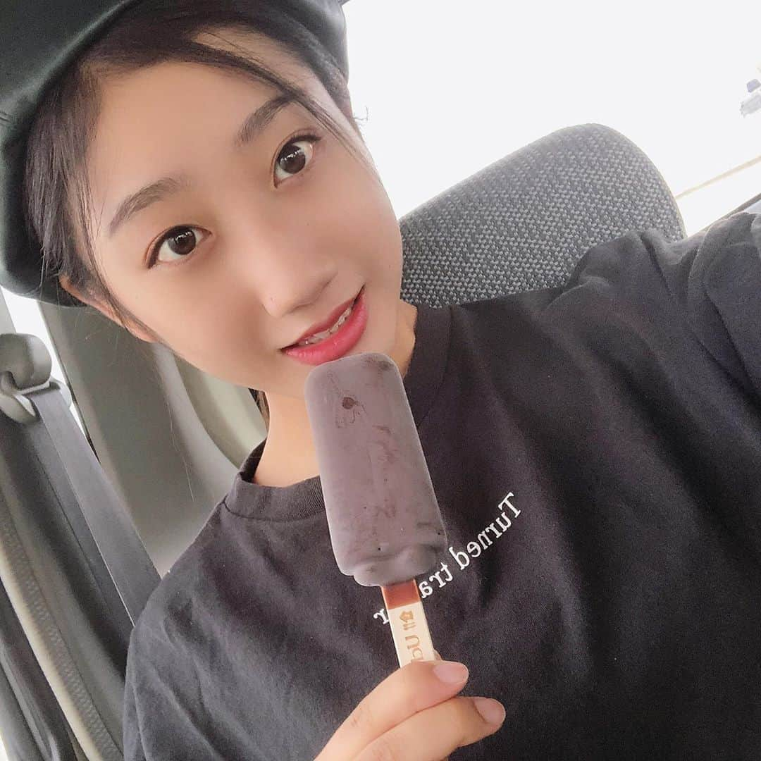 りお（民謡ガールズ）さんのインスタグラム写真 - (りお（民謡ガールズ）Instagram)「食べたかったやつ！！ #ローソン #濃密チョコレート #アイス #コンビニアイス #chocolate #icecream #japanesegirl #followｍe #followｍe #ベレー帽 #좋아요반사 #팔로우백 #아이스크림 #셀카  #먹스타그램 #りお」10月6日 21時24分 - minyo__rio