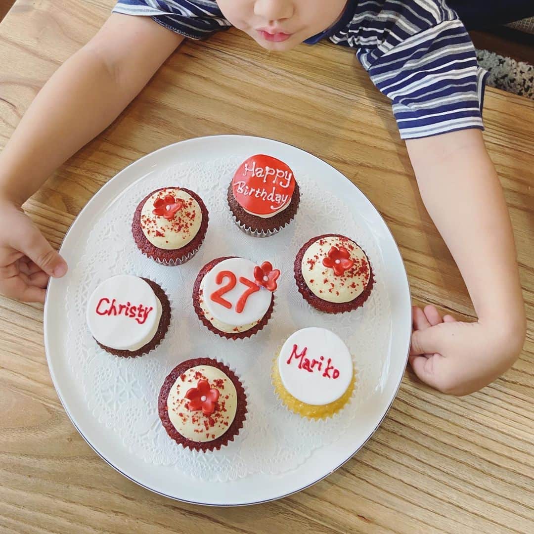 のインスタグラム：「. ９月と１０月は妹と姉のお誕生月🎂💗 ママが可愛らしいケーキを準備してくれ、 みんなでお祝いしました👏🏻✨ . おめでとう🥰 素敵な歳になりますように👭🏻 . １枚目に写ってるのは可愛い可愛い甥っ子💋 . #happybirthday #誕生日 #3姉妹」