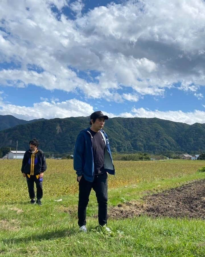 スキマスイッチさんのインスタグラム写真 - (スキマスイッチInstagram)「先日の長野県白馬でおこなわれた『HAKUBヤッホー！FESTIVAL』  実は長野県白馬はスキマスイッチにとって思い出の地でもあるんです。 イベントで披露した「雨待ち風」のジャケット写真は、長野県白馬で撮影をおこないました！  2005年にリリースした6枚目のシングル「雨待ち風」 なので、、、 15年振りにジャケット写真を再現して撮影してみました！！  また思い出の地にイベントで訪れることができ、感慨深いです。  「雨待ち風」試聴はコチラ！ https://music.apple.com/jp/album/amemachi-kaze-ep/1444888172  #スキマスイッチ #大橋卓弥 #常田真太郎 #雨待ち風 #安曇野にて #青春騎士 #長野県白馬」10月6日 21時26分 - sukimaswitch_official