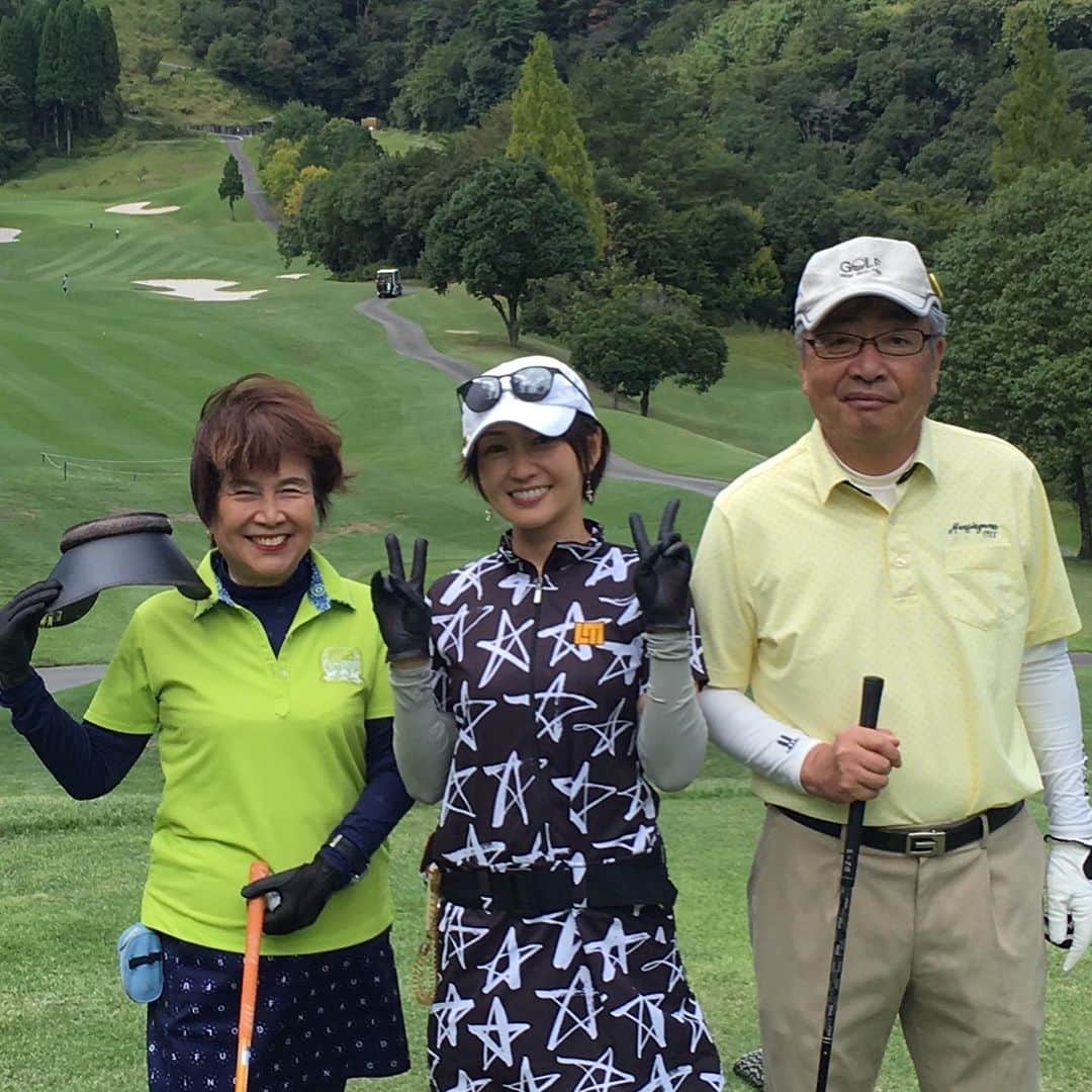 のインスタグラム：「両親とダンナちゃんと 4人でゴルフ！  2年ぶりぐらい？  グランマはレギュラーティーからまわります。  私だけ レディースティー  グランマ、 パターが神！  ロングパット決めまくり！  かっこよかったわぁ❤️  私も前よりは 成長しましたで。  スコアは112  バンカーによく入れちゃったなー^^;  あー、飛距離のばしたいぃぃ。  #ゴルフ女子#ゴルフベストシーズン到来 #大宝塚ゴルフクラブ  綺麗だし、ごはん美味しかった。 #家族とゴルフ って幸せ」