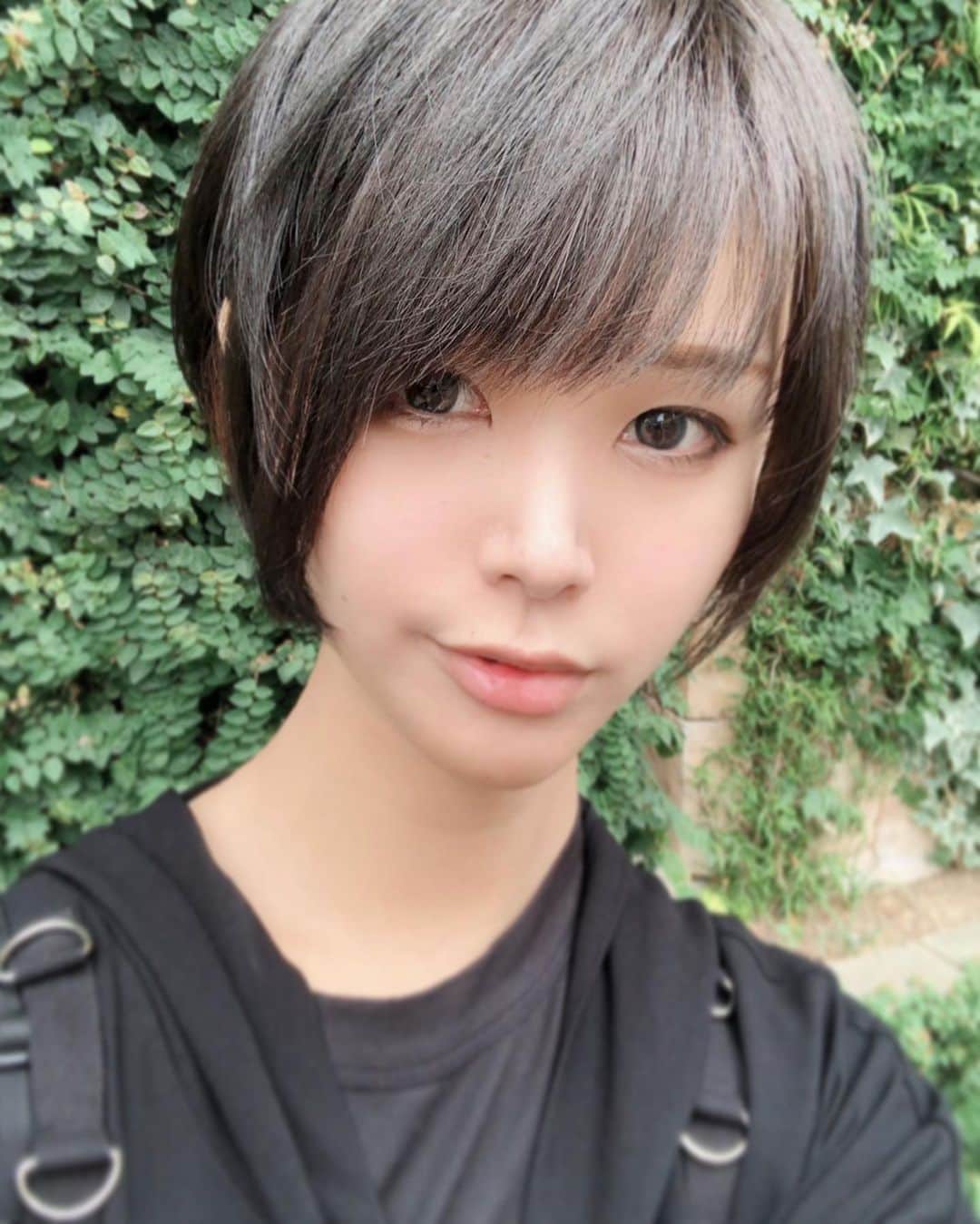 のインスタグラム：「黒髪中性ボーイッシュショート優勝 ††††††††††† Genderless short-hair🌈 ††††††††††† #中性  #ポートレート　#雰囲気　#雰囲気好きな人いいね #少年　　#transgender #lgbt  #boyish 　 #genderfluid #ボーイッシュ #lgbtq 　#男装　#男装女子　#ジェンダーレス　#pride🌈　#アッシュグレー #アッシュヘア　#黒髪」