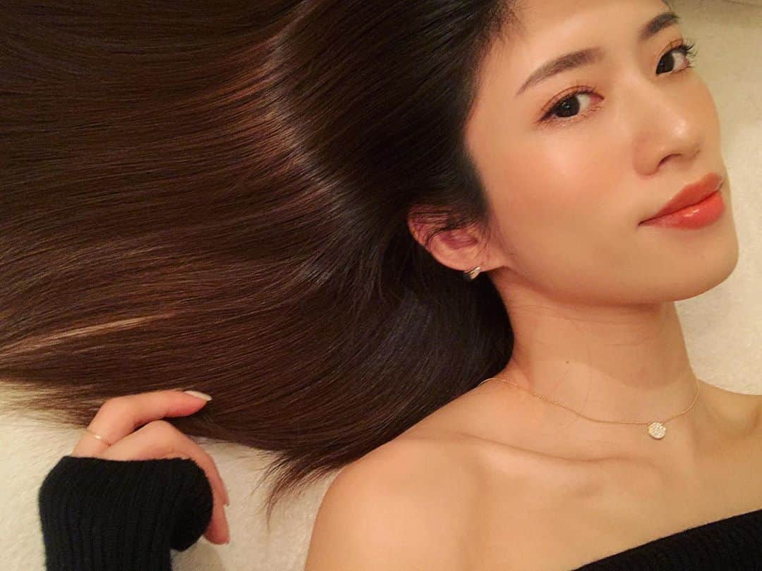 柳めぐみのインスタグラム：「. . 髪の毛少し暗くしてハイダメージのトリートメントしてもらったらびっくりするぐらいつるんつるんになりました✨✨✨ @hiro__vaice さんありがとうございました！ @vaice_hair_2020 の自宅ケアができるトリートメントもゲット出来たし、まだまだ伸ばしたいから綺麗な髪を維持するの頑張ろうーーーっと🙌 . #vaice#トリートメント#ハイダメージトリートメント#ストレートヘア#サラサラヘア#ツヤツヤヘア#しっとりヘア#大人ヘア」