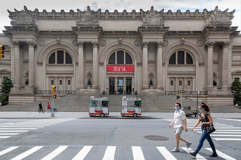 ルーブル美術館さんのインスタグラム写真 - (ルーブル美術館Instagram)「Bonjour depuis la Grosse Pomme ! 👋 🍎  Aujourd’hui le @metmuseum prend le contrôle du compte du @museelouvre pour le #MuseumInstaswap. Nous nous en réjouissons ! Connectez-vous à tout moment de la journée alors que nous mettons quelques-uns de nos trésors favoris de la ville de New York à votre disposition. N’oubliez-pas d’aller voir les Stories Instagram du #Louvre pour tester vos connaissances des œuvres d’art de la collection du Met. 👆   #LeSaviezVous : cette année #TheMet fête son 150ème anniversaire! 🎂   En 1870, le Met a été établi par un groupe de dirigeants locaux, gens d’affaires, et artistes qui unirent leurs efforts pour fonder un musée d’art pour la ville de New York. Le Musée n’avait ni art, ni personnel, ni bâtiment—seulement une grande idée, selon laquelle donner accès à l’art pourrait apporter de l’inspiration à tous. Aujourd’hui, le Met abrite plus de 1,5 million d’œuvres d’art du monde entier, couvrant 5000 ans de créativité humaine. #Met150 ___ Hello from the Big Apple! 👋🍎   Today @metmuseum is taking over @museelouvre’s account for this year’s #MuseumInstaswap and we’re so excited! Tune in all day as we bring a few of our favorite New York City treasures to you. Don’t forget to visit the Louvre’s Instagram Stories to test your knowledge of artworks in The Met’s collection. 👆   #DidYouKnow: This year #TheMet is celebrating its 150th birthday! 🎂   In 1870, The Met was founded by a group of civic leaders, businessmen, and artists, who banded together to establish an art museum for New York City. The Museum had no art, no staff, and no building—simply a grand idea that providing access to art could bring inspiration to all. Today, The Met is home to more than 1.5 million works of art from around the world, spanning 5,000 years of human creativity. #Met150  - 📸 @paulalobo」10月6日 21時33分 - museelouvre